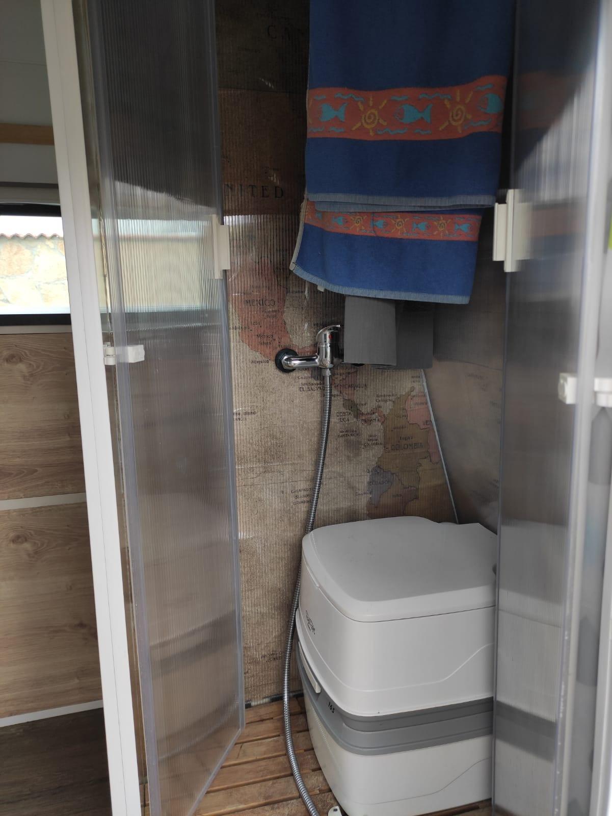 Foto 2 de Furgoneta camperizada 