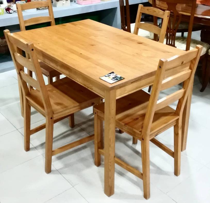 Foto de mesa ikea y cuatro sillas
