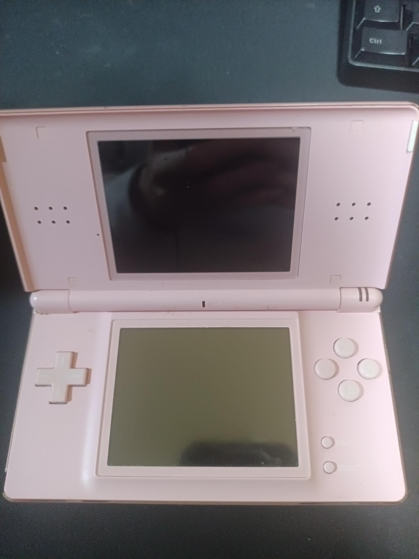 Foto de Nintendo DS lite rosa + cargador y cartucho TTDS
