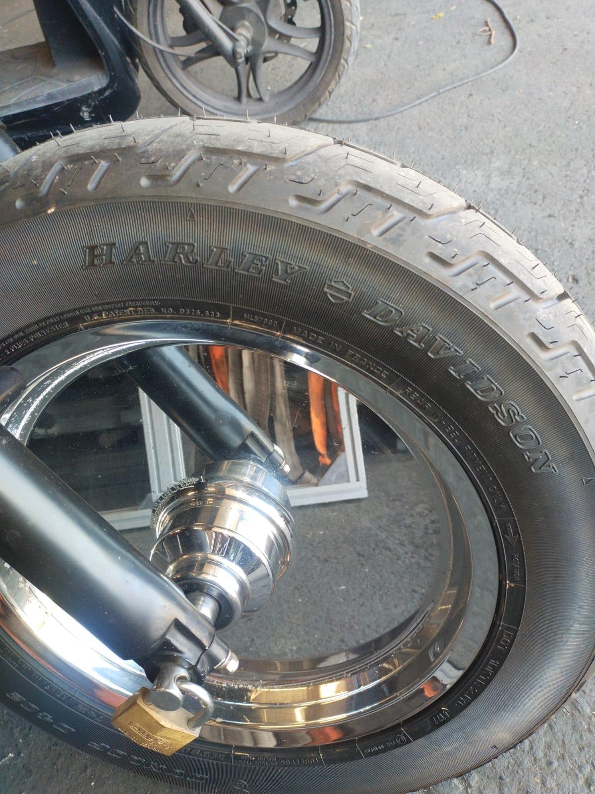 Foto 5 de Vendo/cambio Harley Davidson modelo fat boy por algo que me interese debido a una enfermedad.