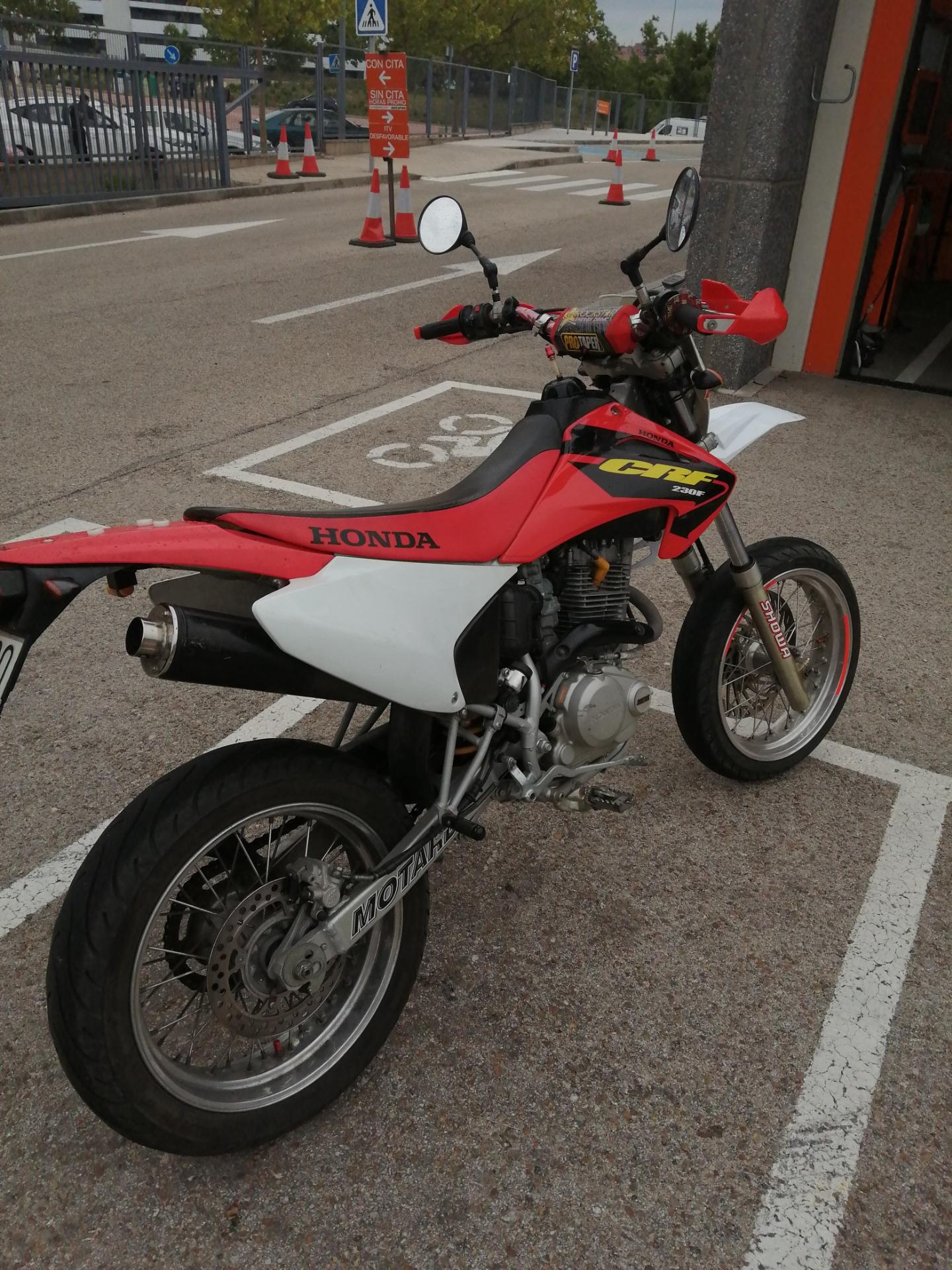Foto 2 de moto Honda crf 230 f Supermotard 