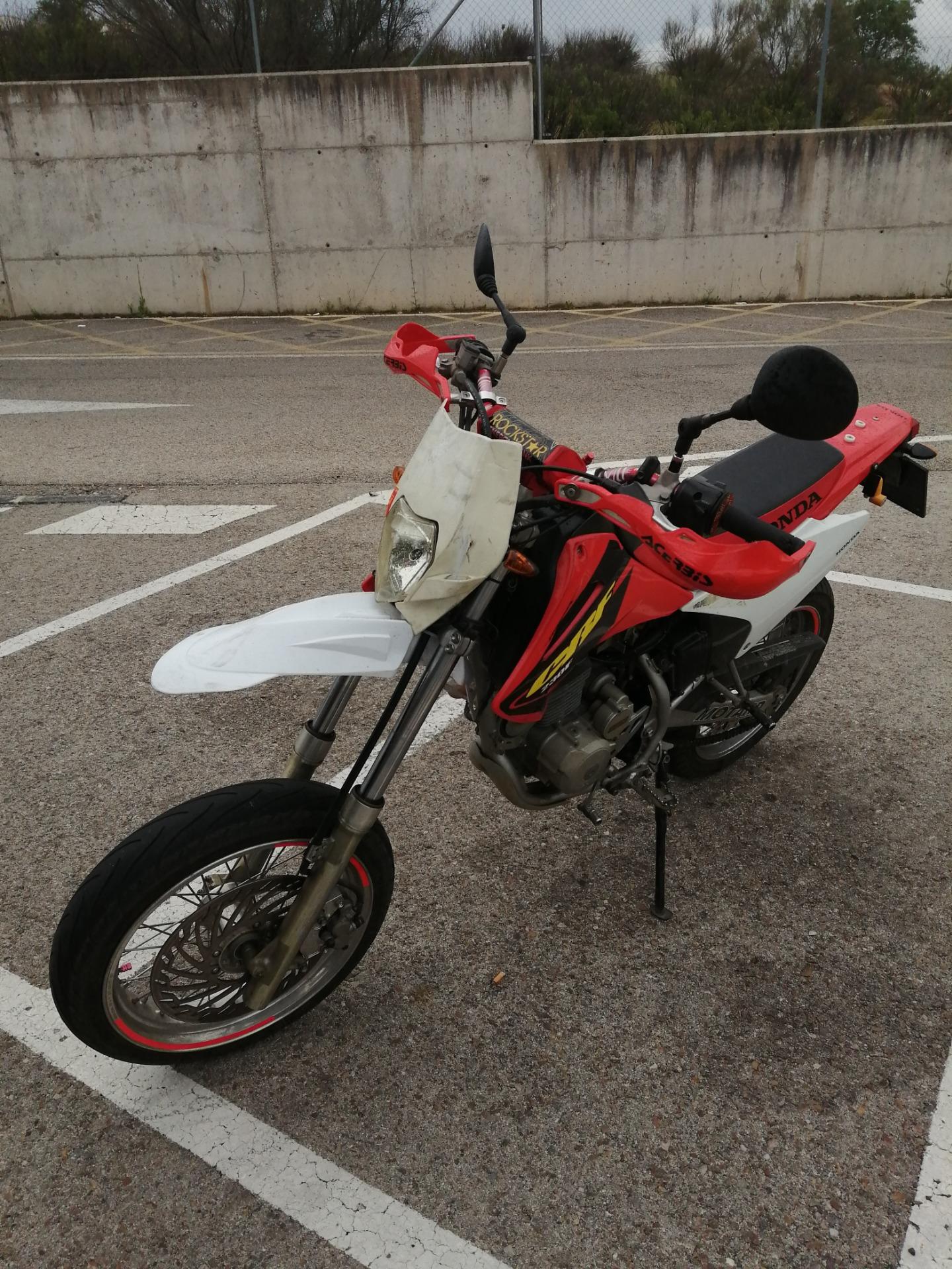 Foto 3 de moto Honda crf 230 f Supermotard 