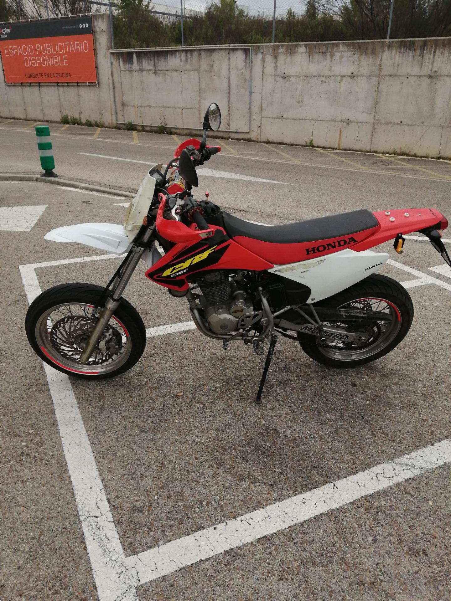 Foto 4 de moto Honda crf 230 f Supermotard 