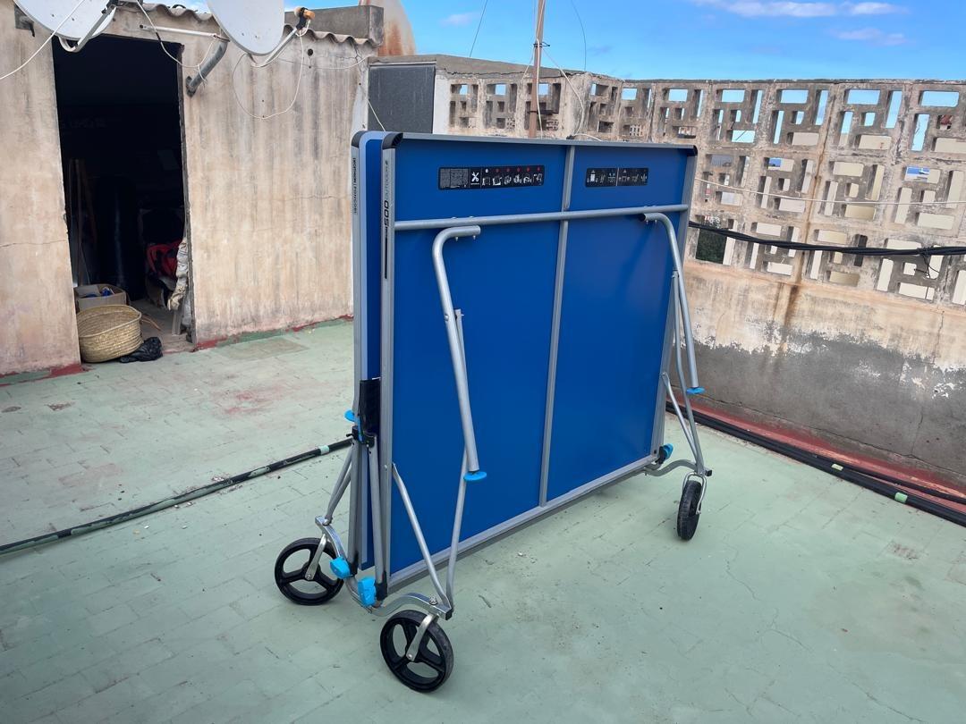 Foto 2 de una mesa de ping-pong plegable para exterior