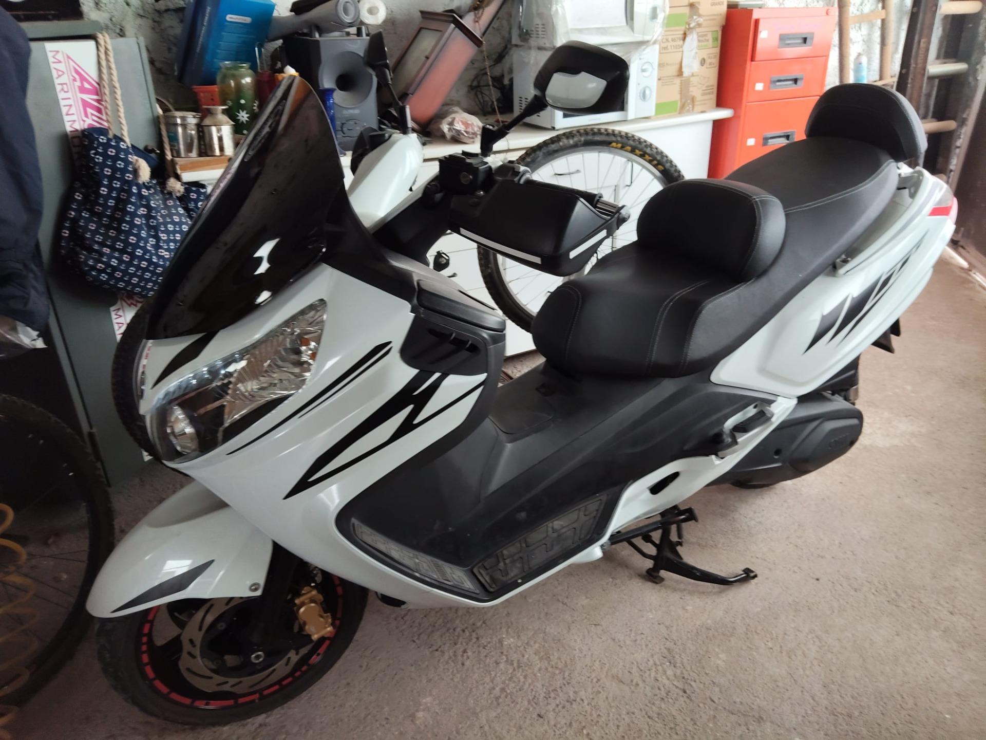 Foto de cambio maxiscooter por moto de carretera