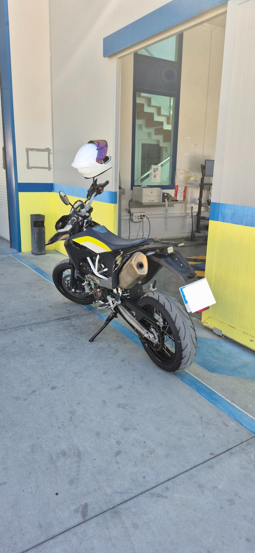 Foto 1 de Husqvarna 701 Sm 2017