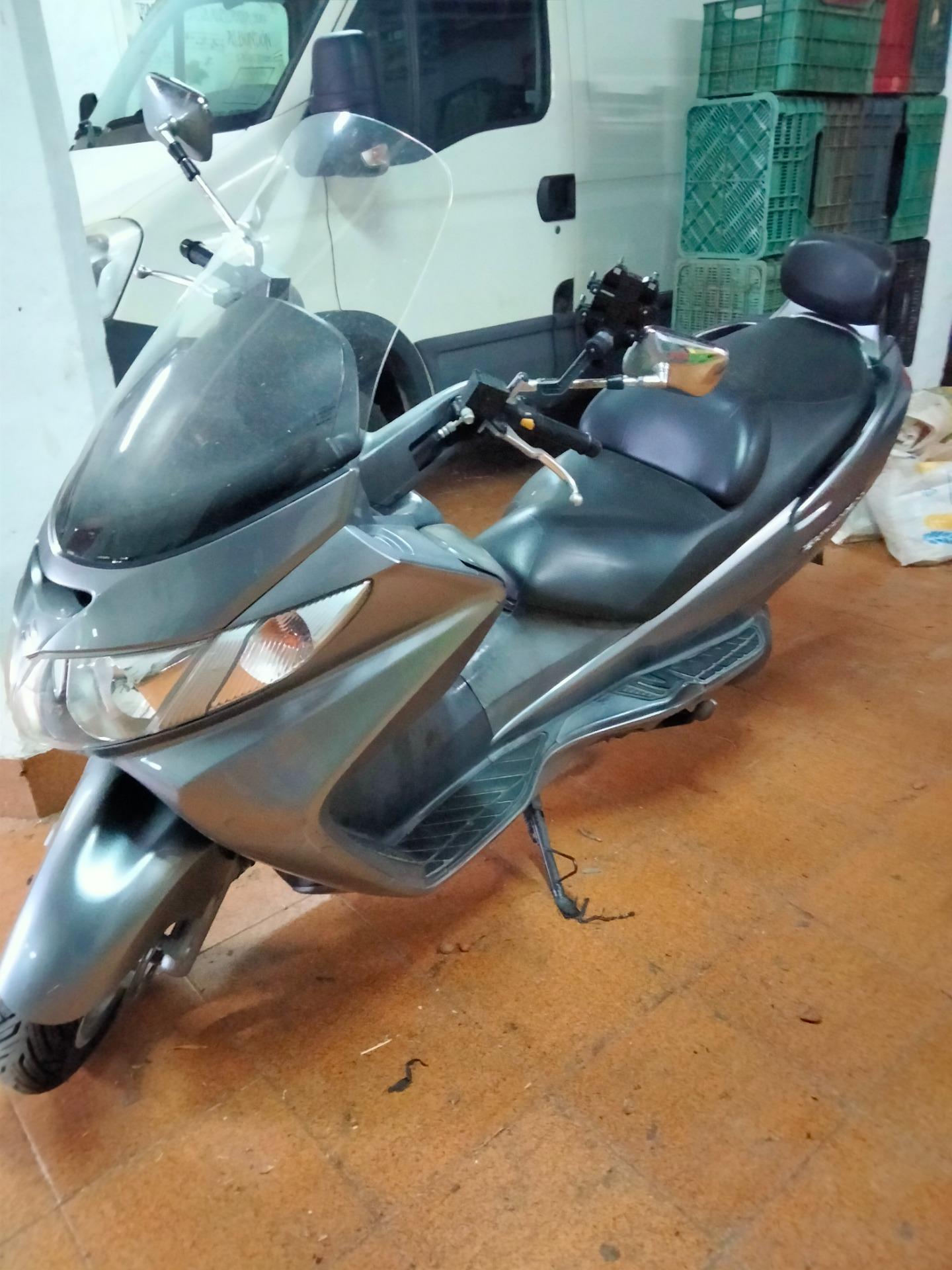 Foto 3 de Scooter Suzuki burgmann 250