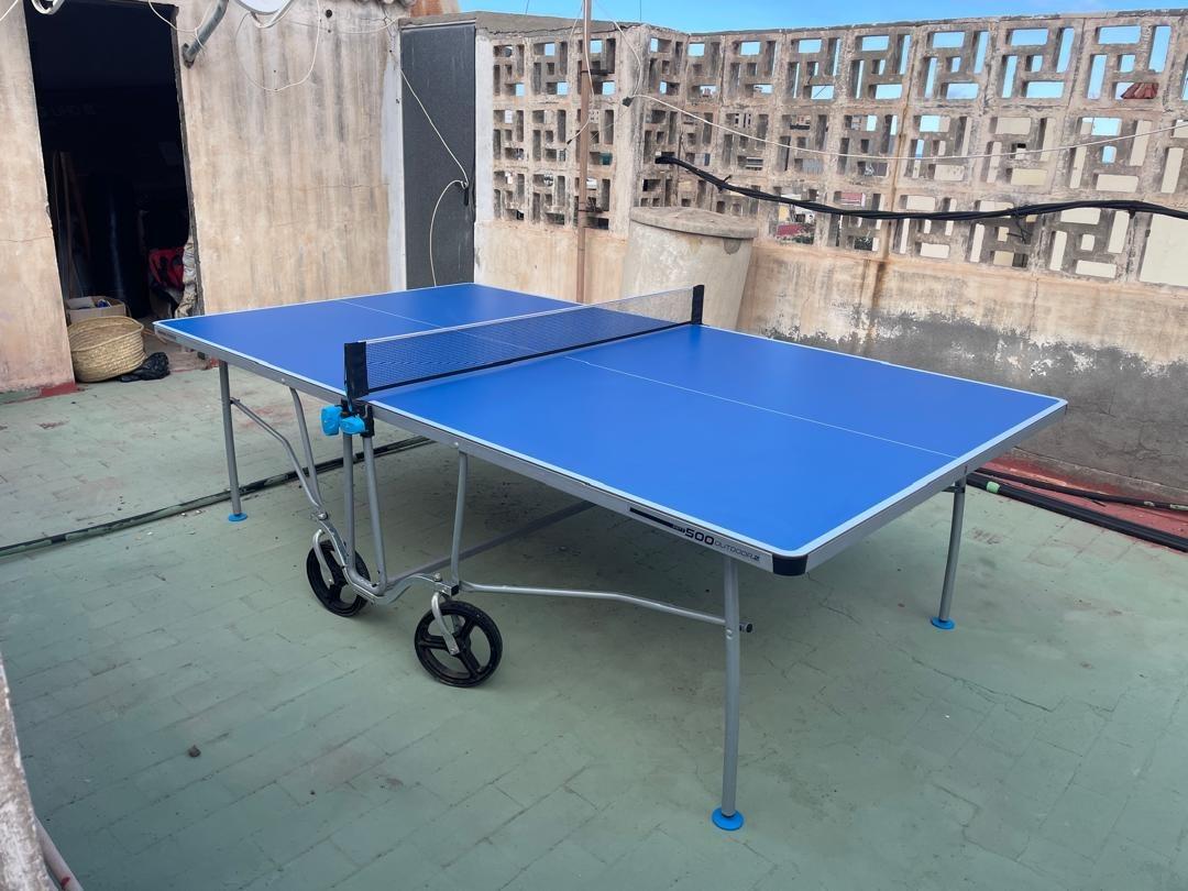Foto de una mesa de ping-pong plegable para exterior