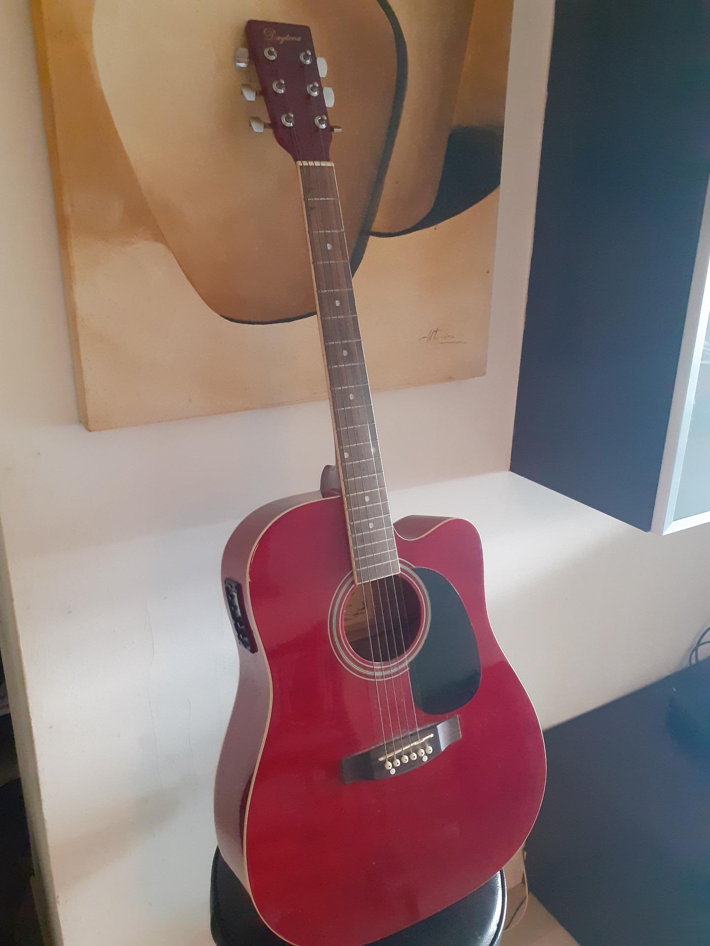Foto de Guitarra Electroacústica DAYTONA A411CE Roja