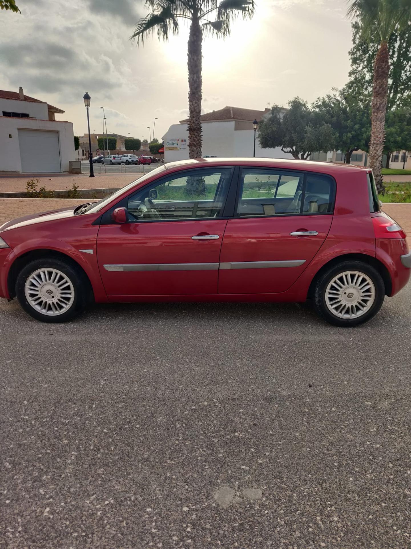 Foto 8 de RENAULT MEGANE 2.0 135CV