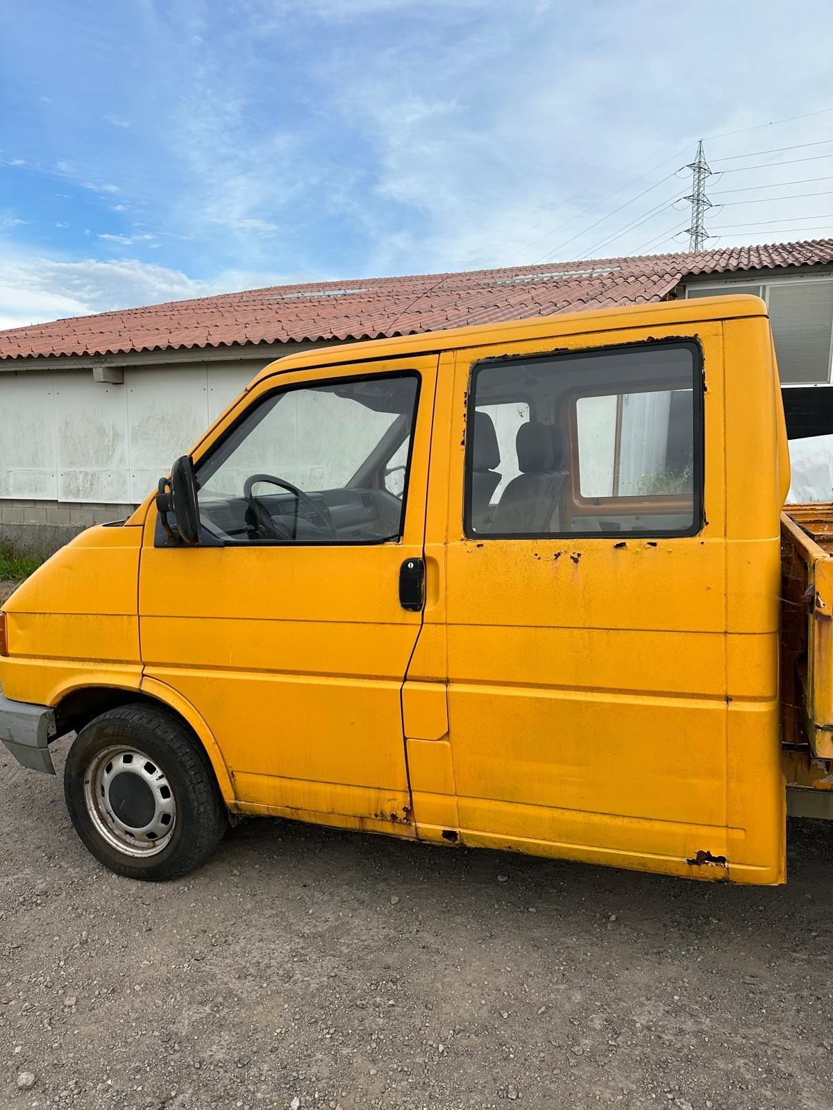 Foto 3 de Furgoneta t6 doble cabina 6 plazas con caja abierta 