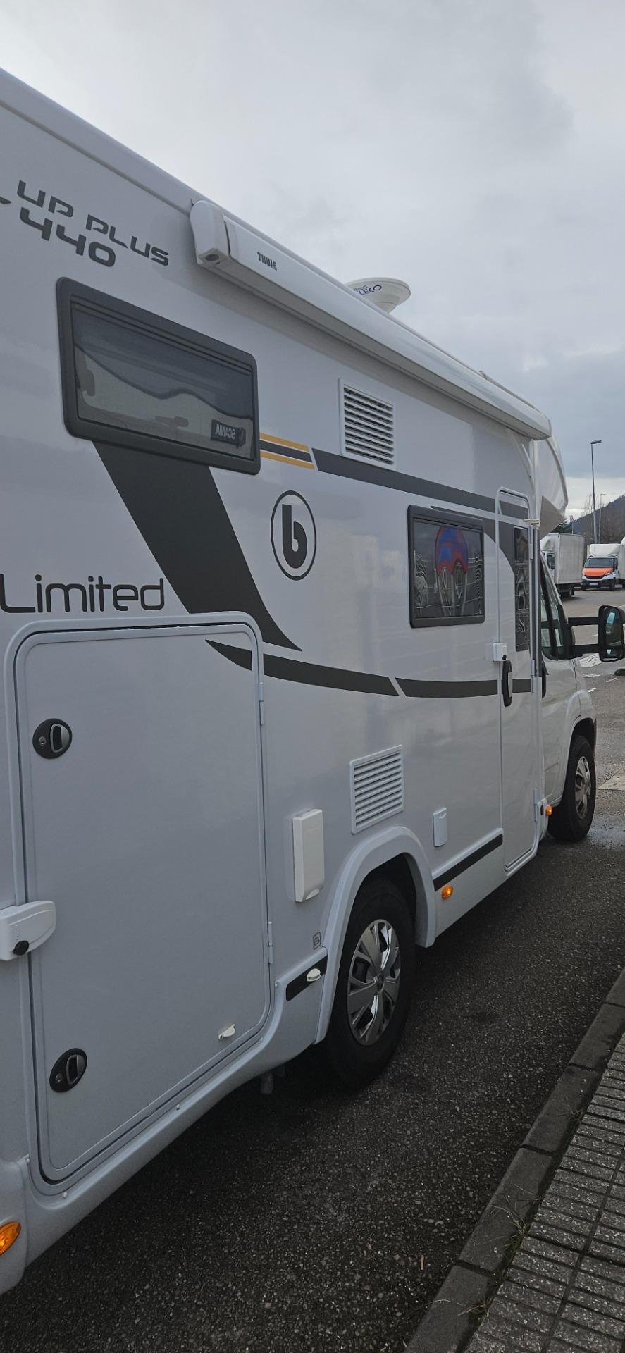 Foto de Autocaravanna por porshe cayenne