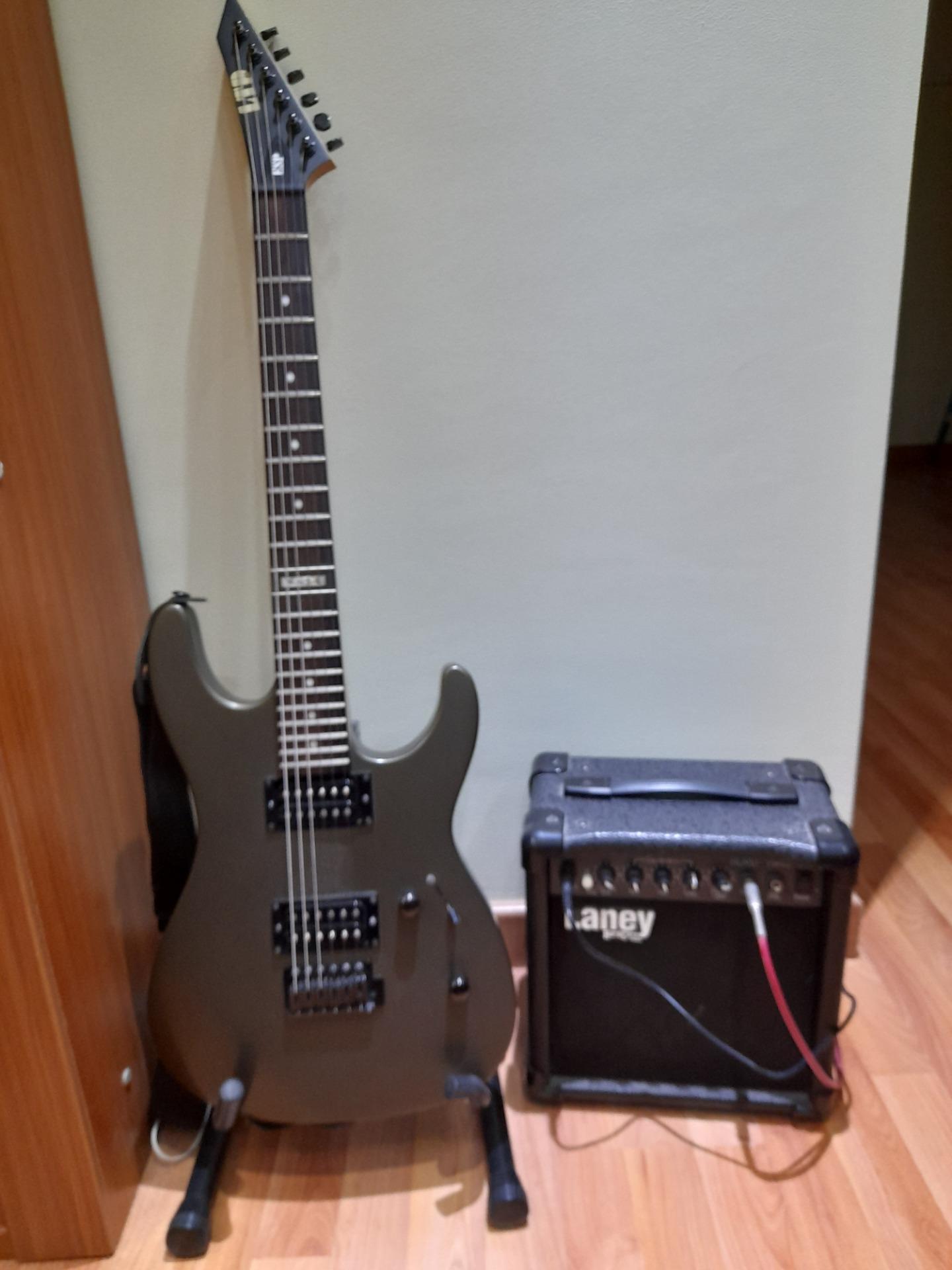 Foto de Guitarra eléctrica ESP LTD M-50 con ampli