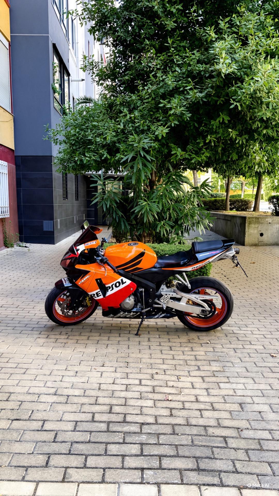 Foto 1 de Cambio mi Honda CBR600RR 2006 REPSOL con 41k de kms por otra moto estilo R o por coche