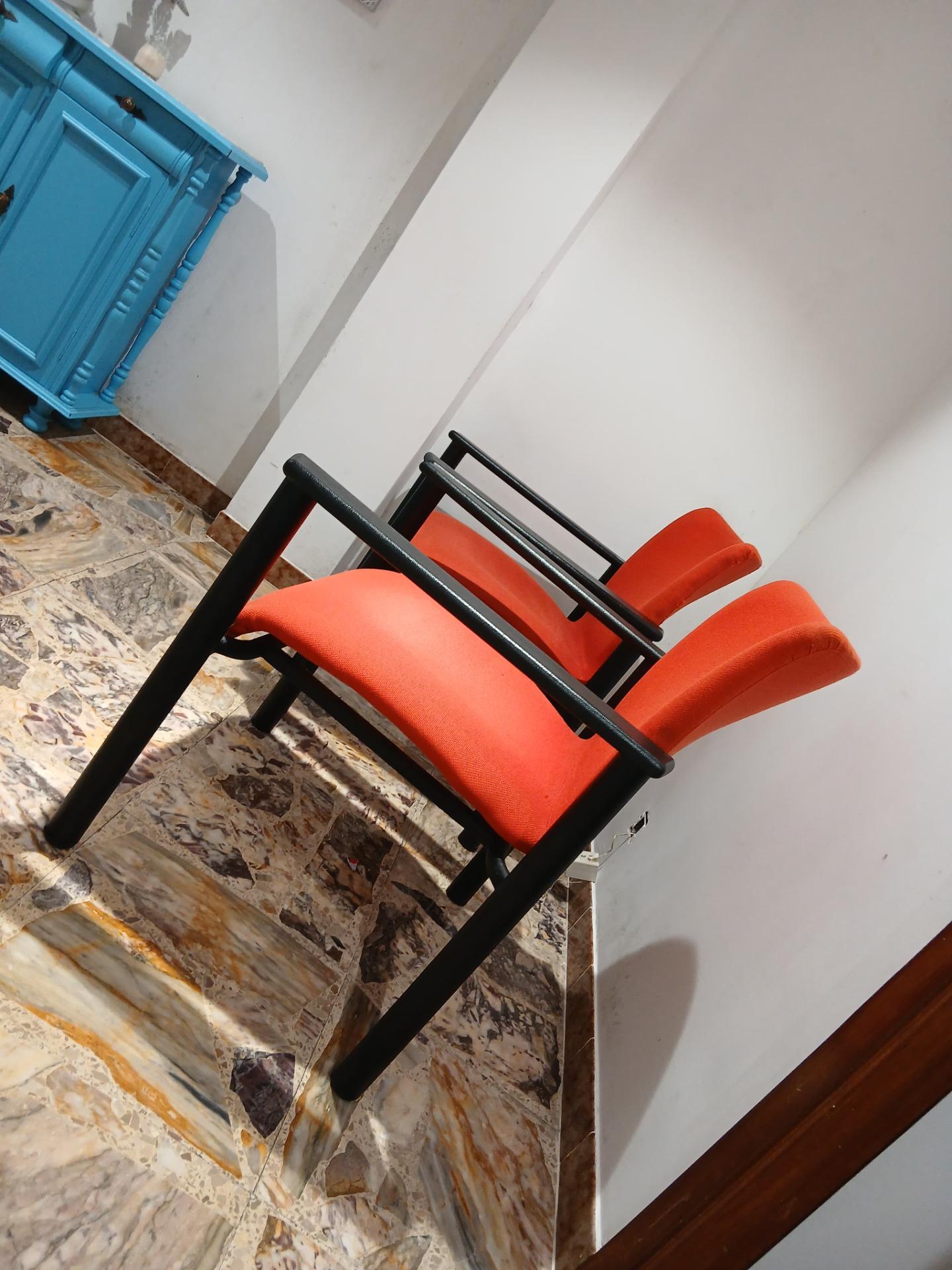 Foto de Par de sillones ergonómicos de oficina o sala. 