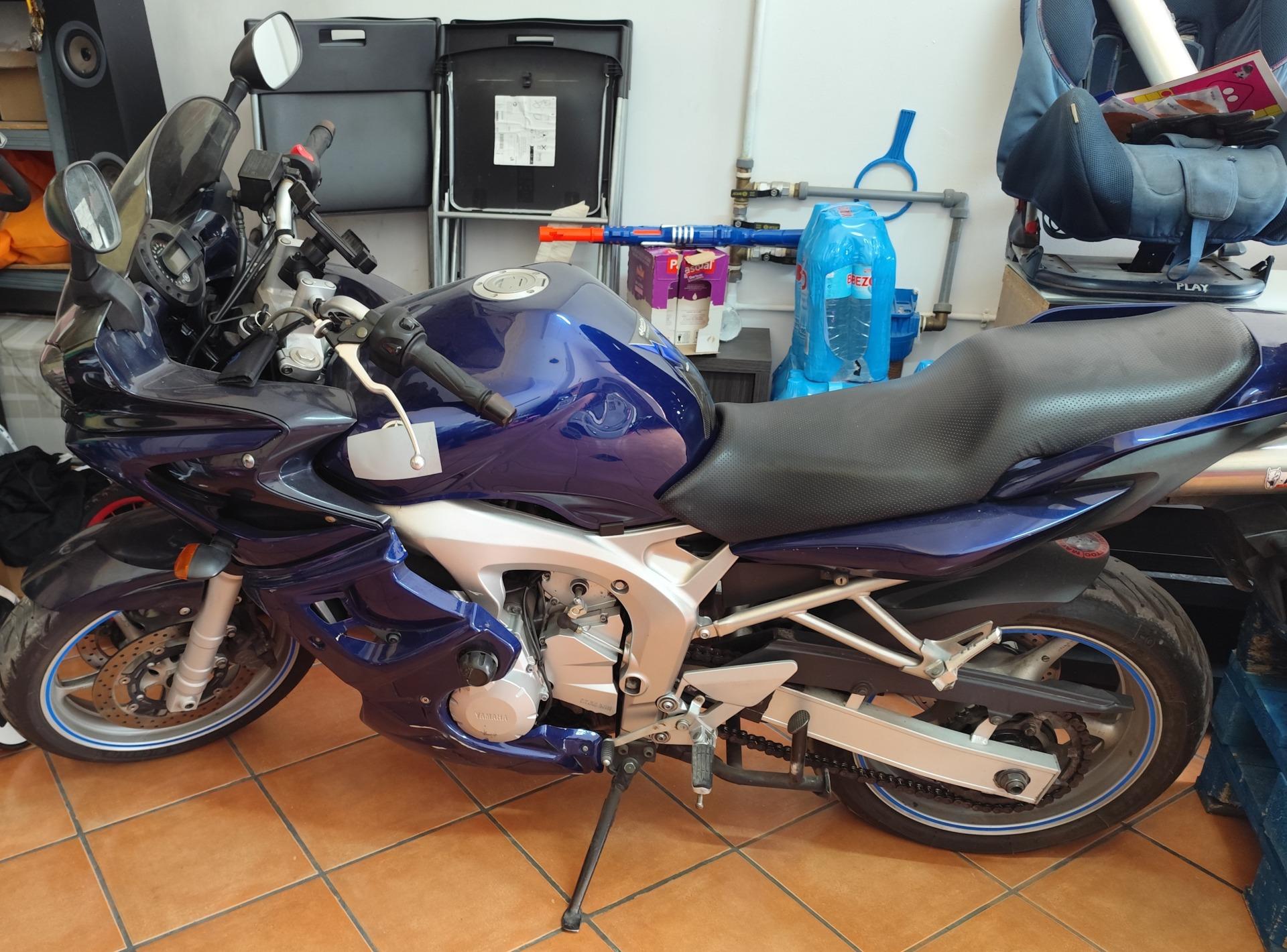 Foto 4 de BMW 320 compact y Yamaha Fazer.