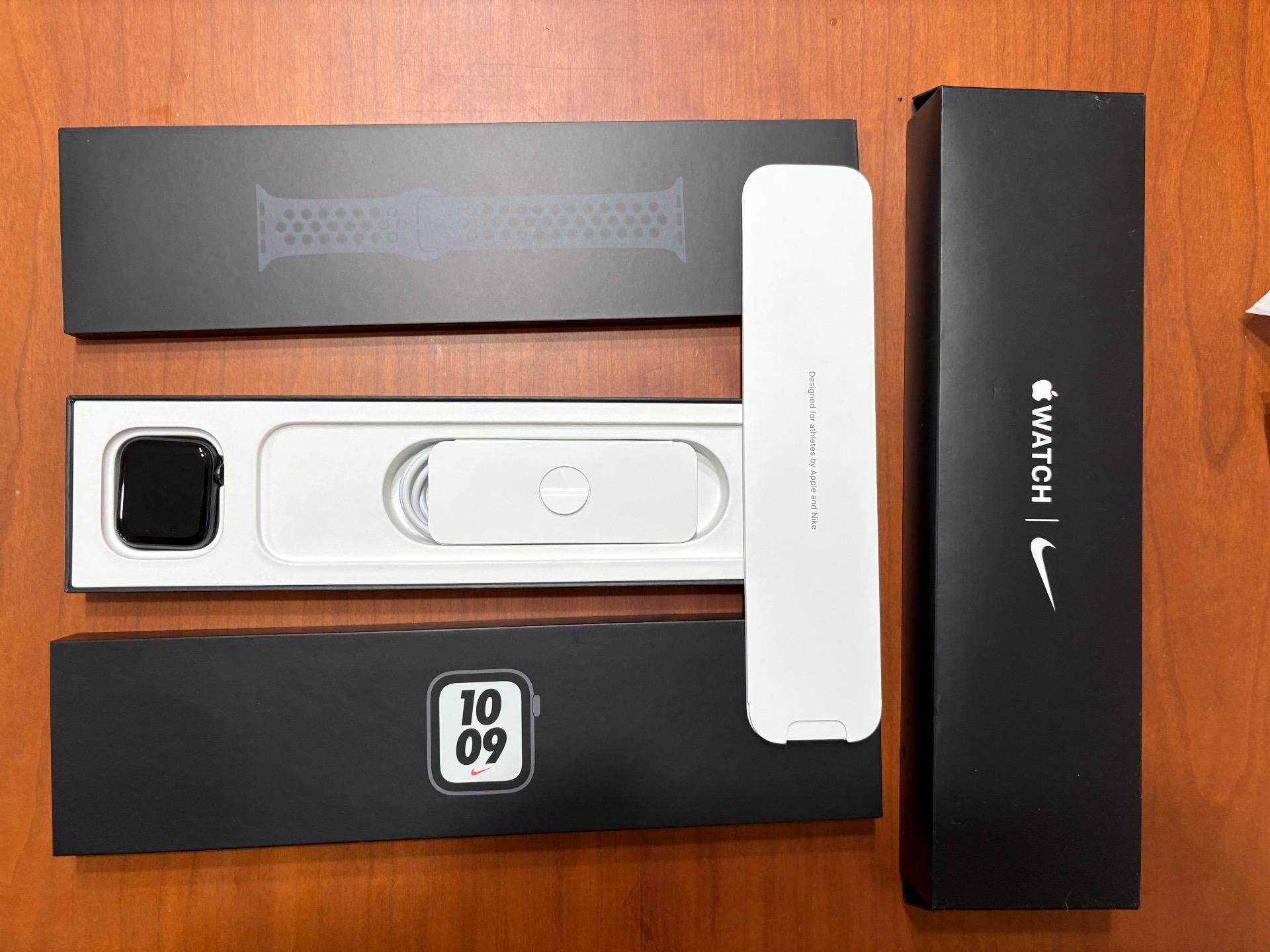 Foto 2 de Apple Watch SE Nike 40mm negro