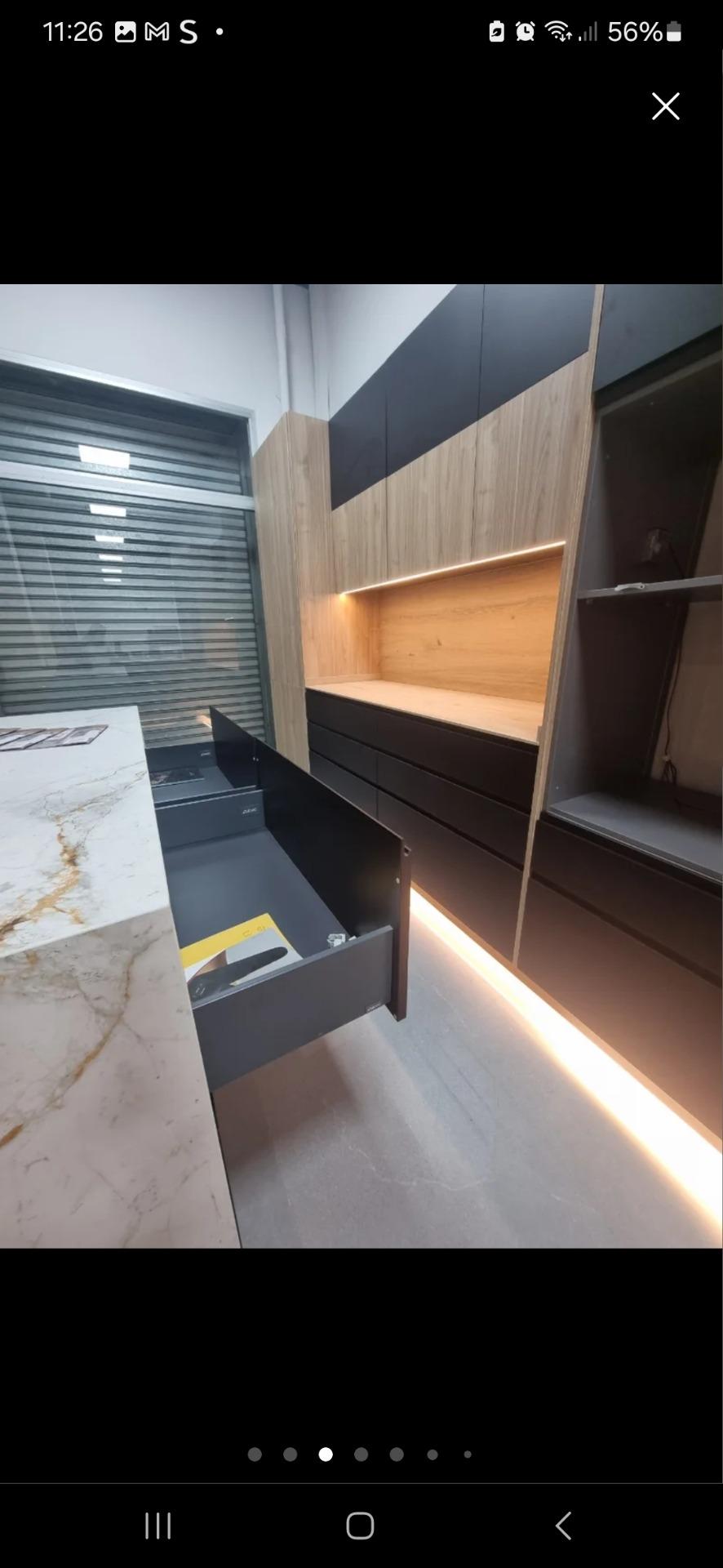 Foto 2 de Cambio cocina exposición con Neolith Abu Dhabi y Dekton, combinación negro con roble.