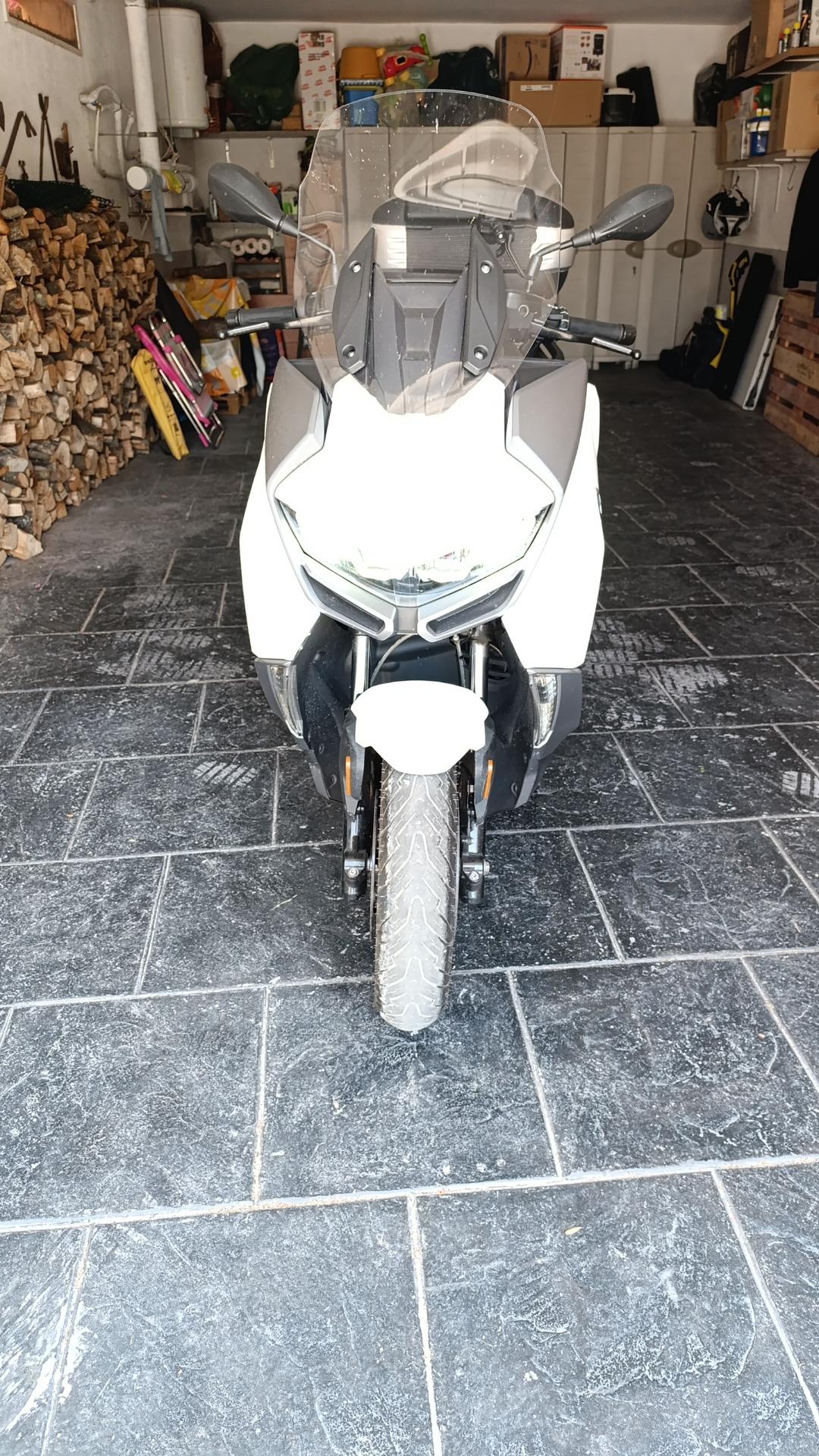 Foto 2 de Moto de carretera,es del año 2021 Julio y no llega a 16000 kilómetros, puños y asientos calefactable