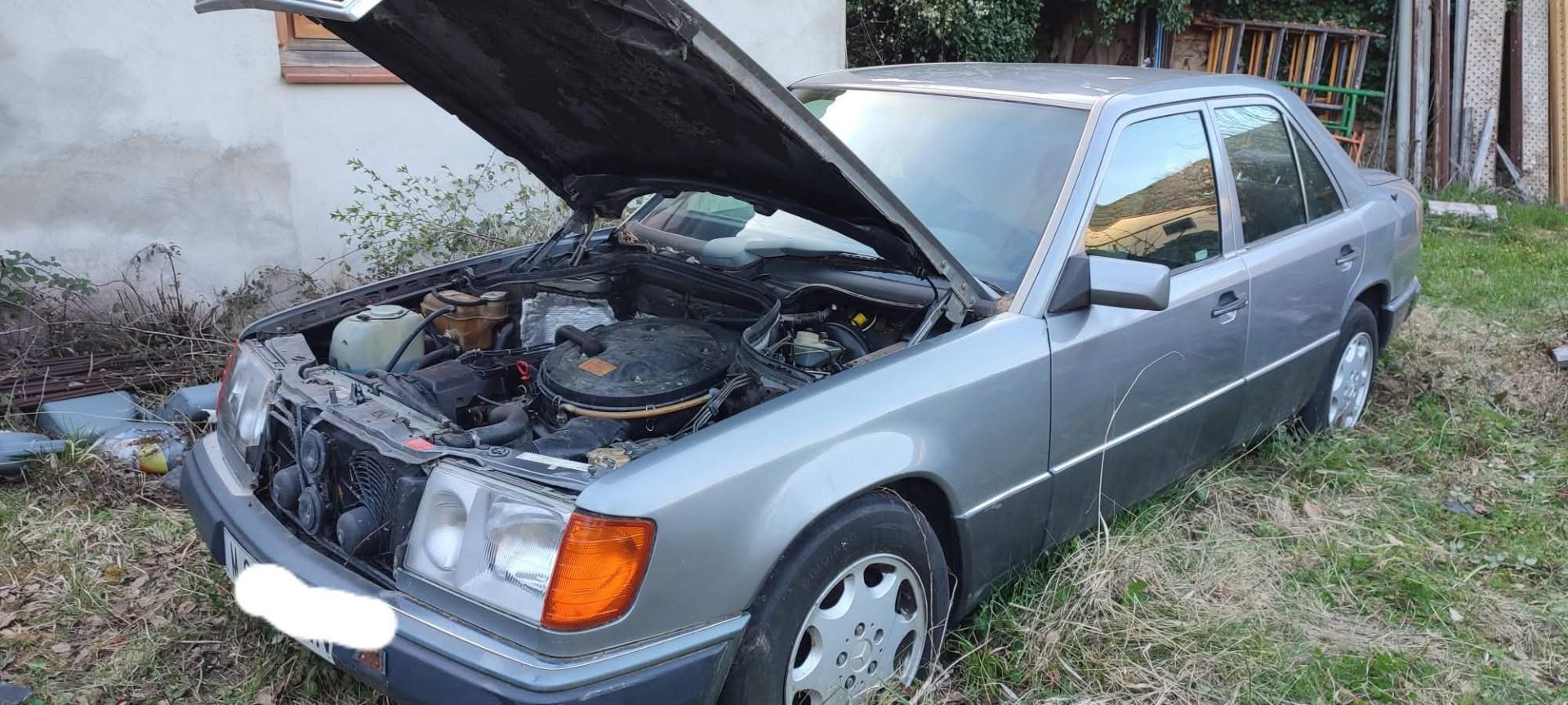 Foto de Mercedes 300e para restaurar con todas las piezas.