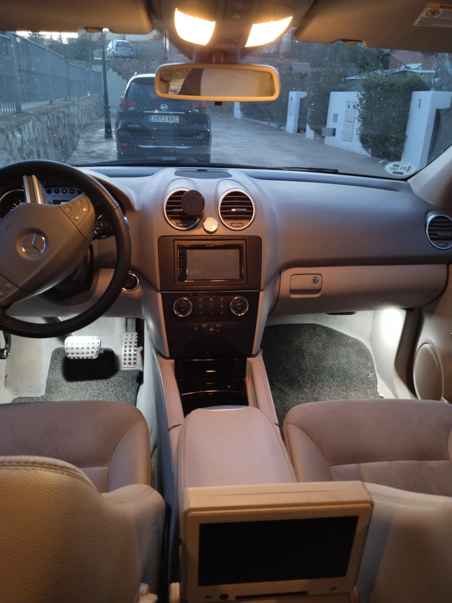 Foto 3 de Cambio Mercedes ML 320 2006 , por furgoneta de 5 plazas 