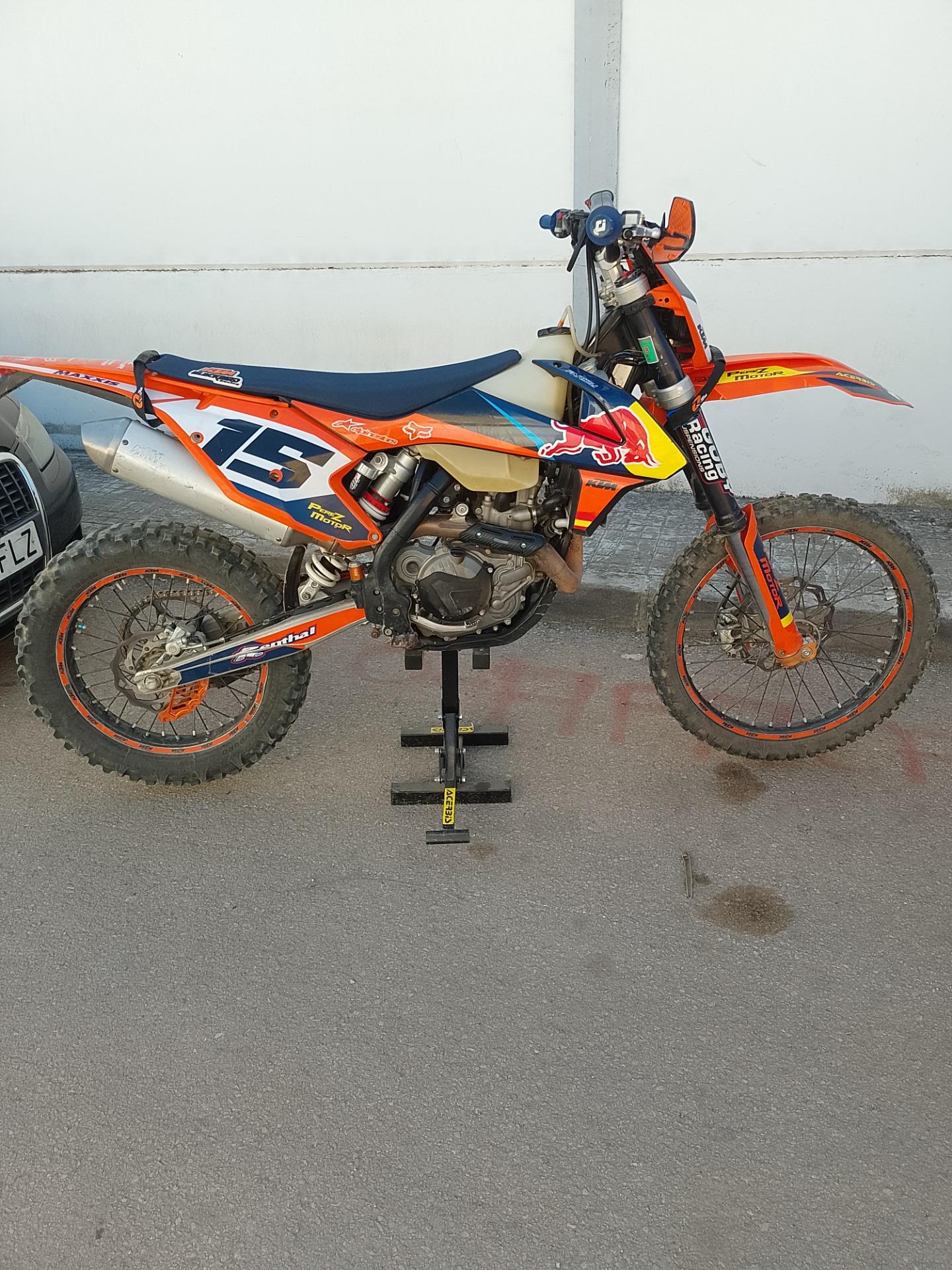Foto de KTM EXC-F 450 año 2017 x Yamaha tenere aportando diferencia 