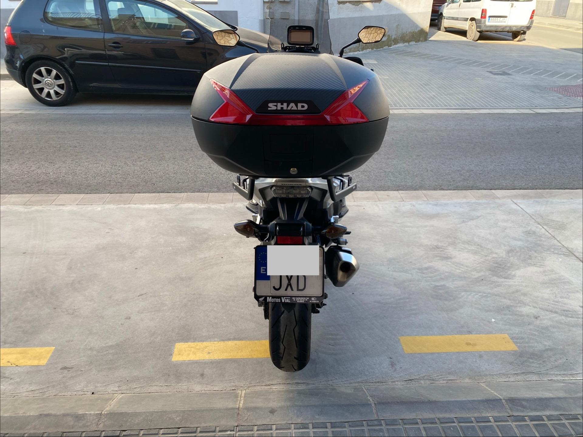 Foto 2 de Honda Integra NC750D, blanca del 2017.