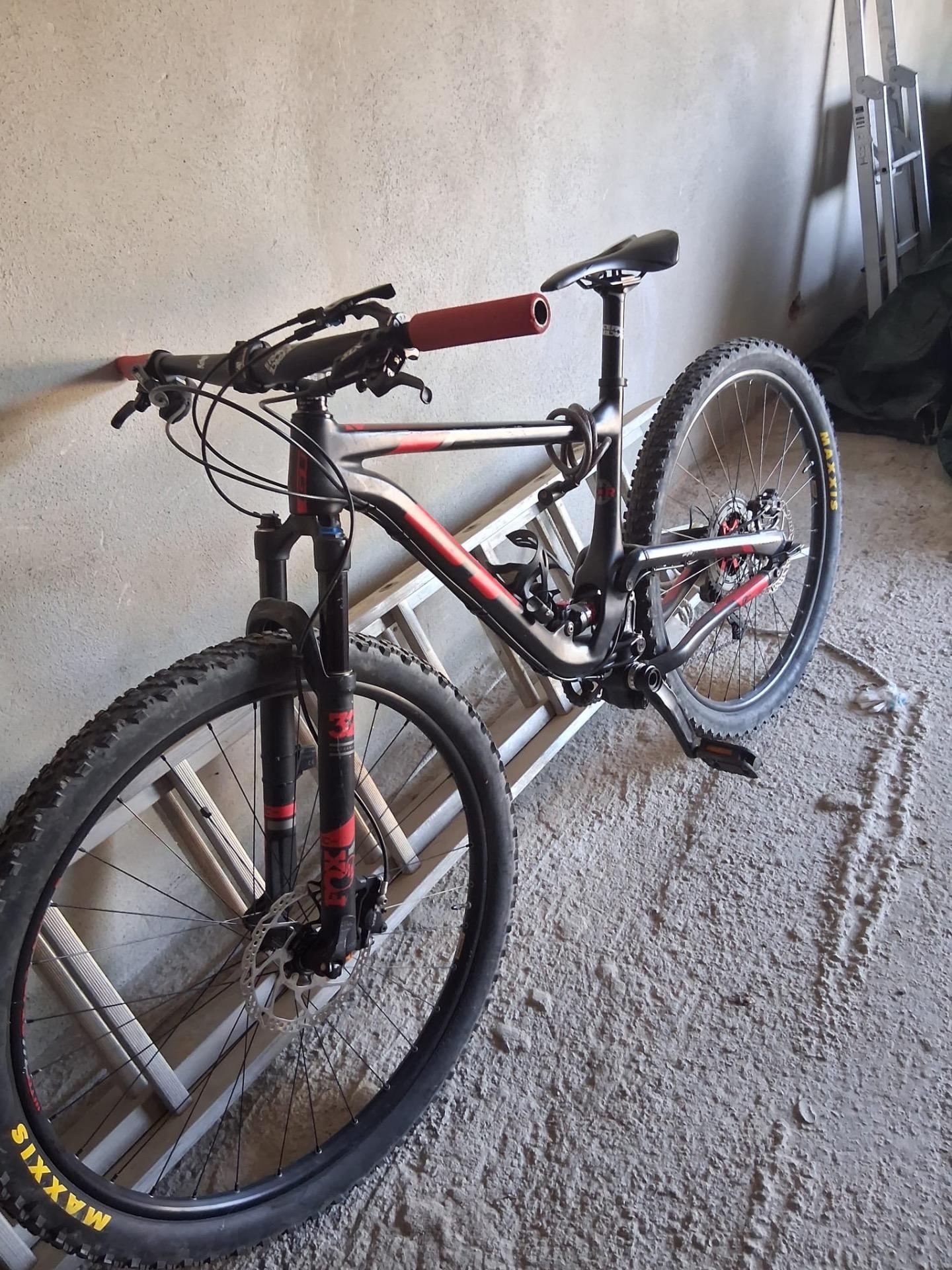 Foto de Cambio  bicicleta gt de montaña full carbono  