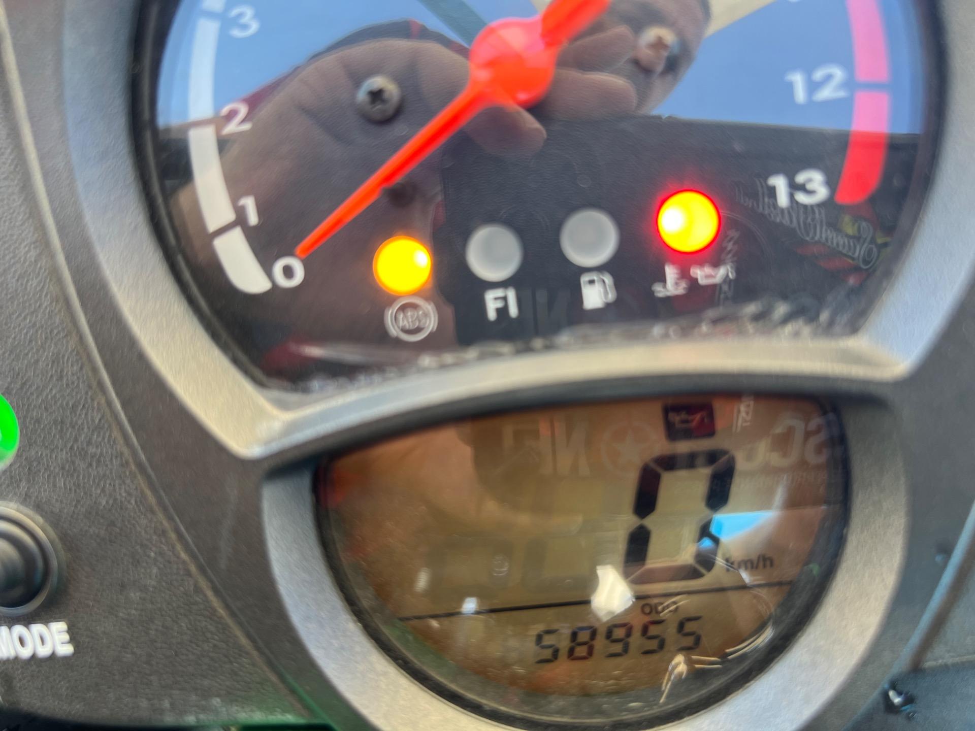 Foto 5 de Se cambia Kawasaki er6n ABS del 2008 limitada para A2 en documentación y la moto