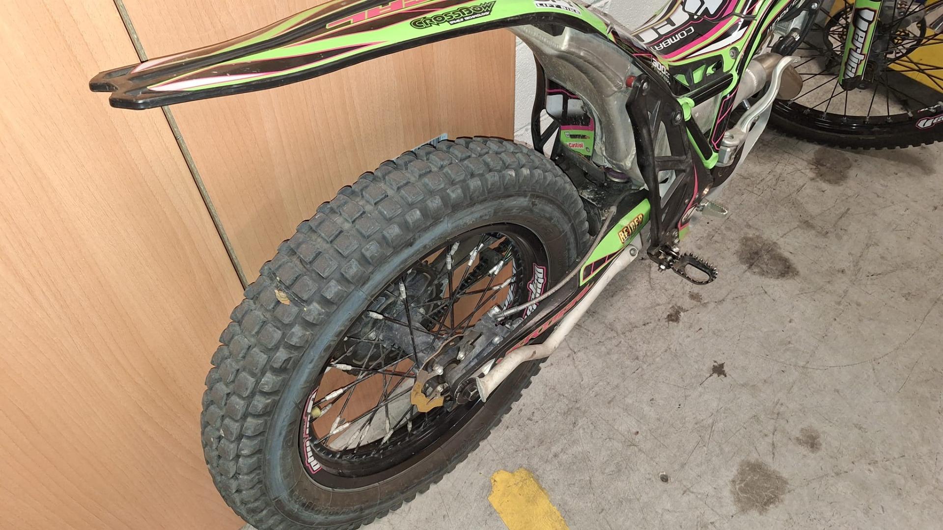 Foto de moto trial combustion por moto trial eléctrica