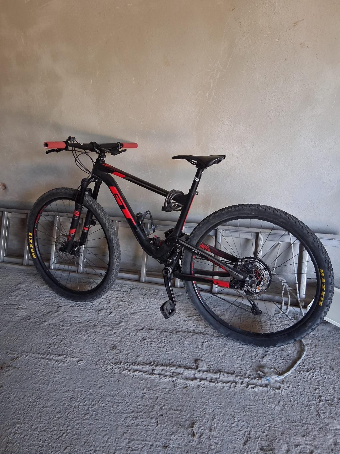 Foto 3 de Cambio  bicicleta gt de montaña full carbono  