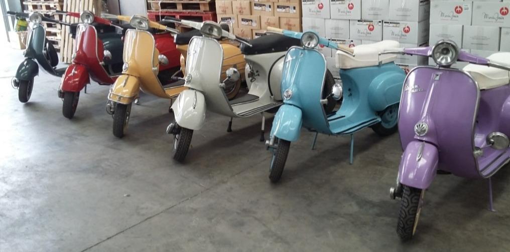 Foto de Colección de vespas por furgoneta Camper 