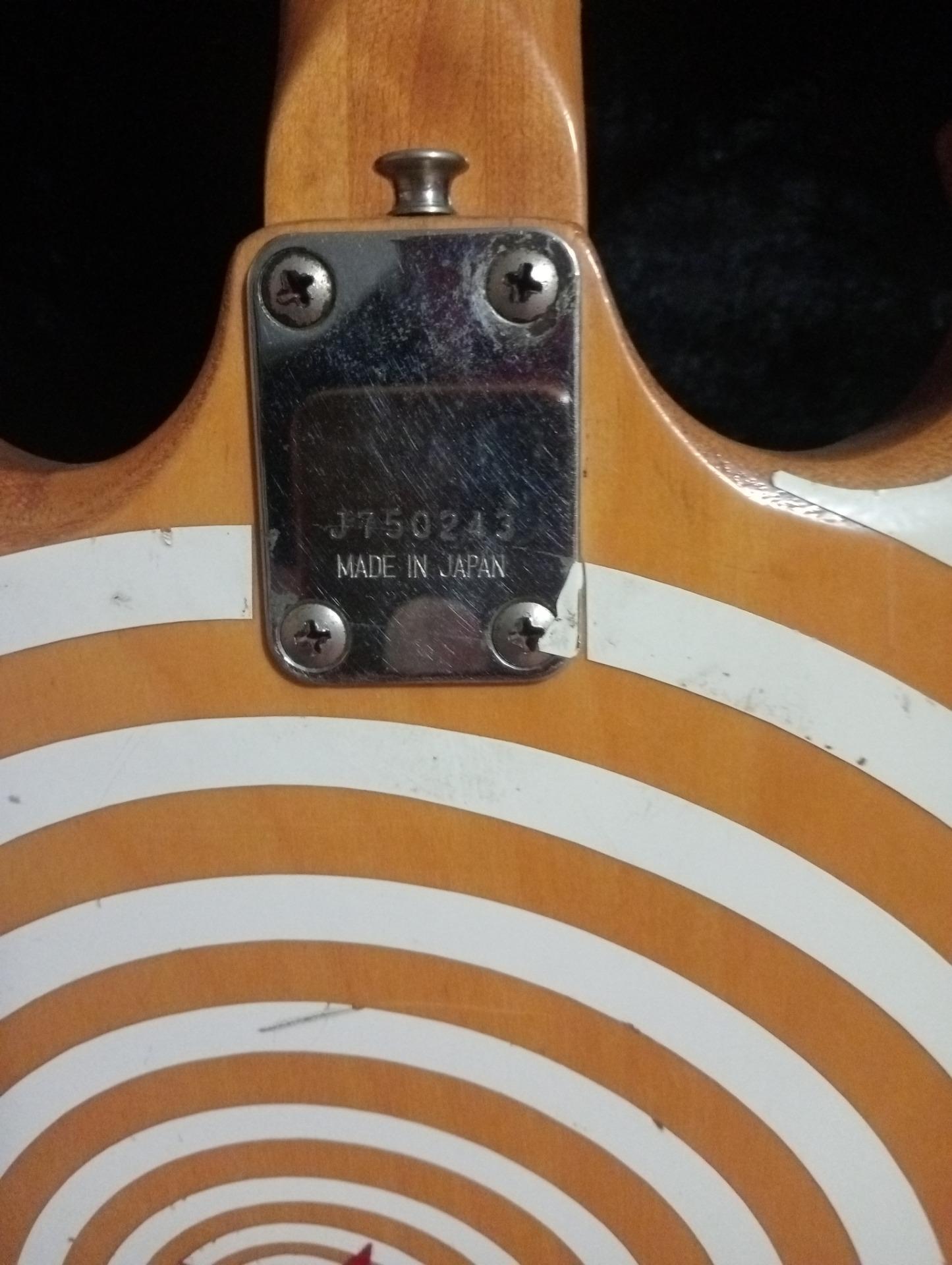 Foto 3 de Bajo eléctrico años 70 , puente flotante (muy extraño en un bajo) , mástil corto ,doble pastilla,