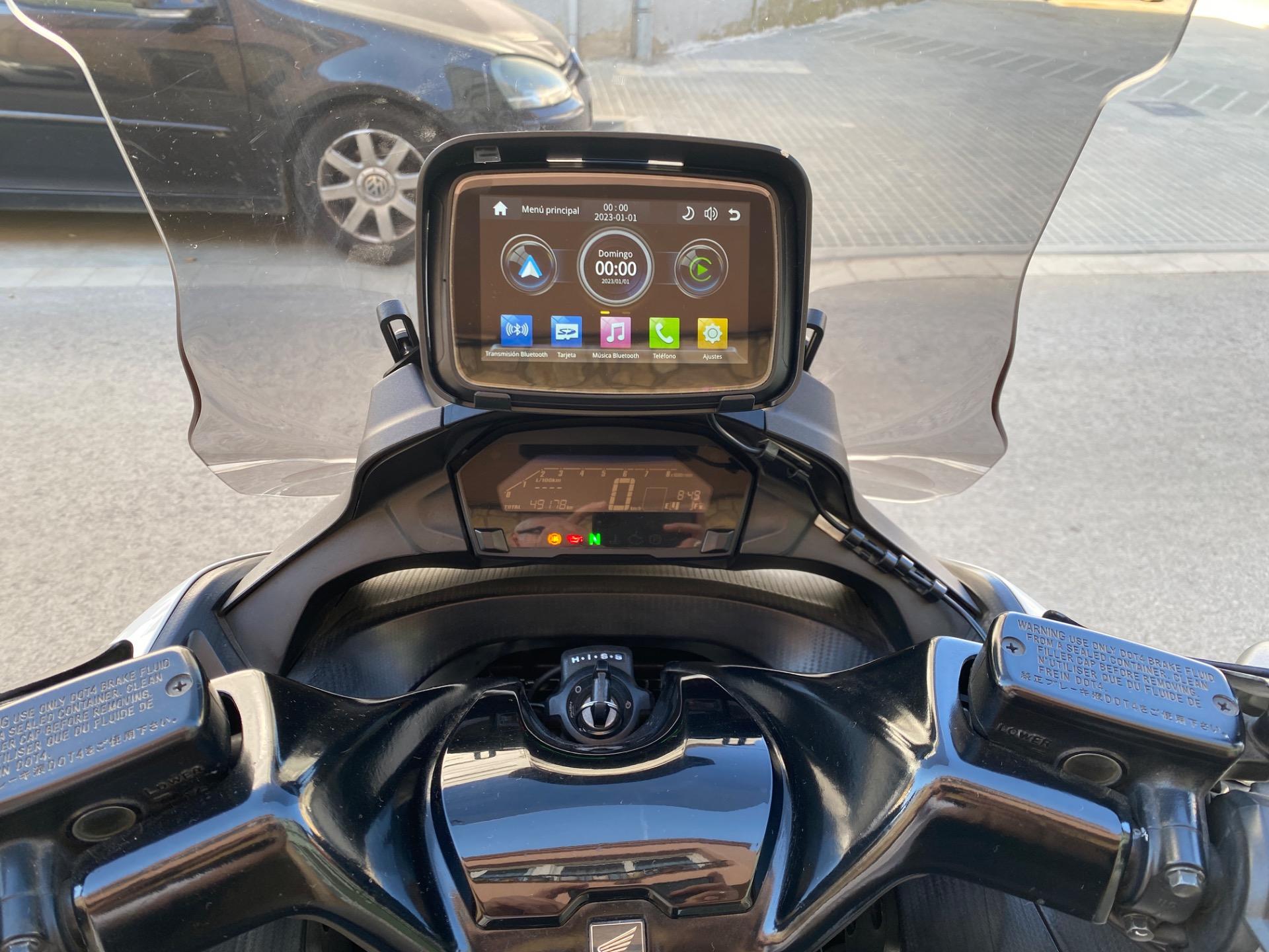 Foto 4 de Honda Integra NC750D, blanca del 2017.