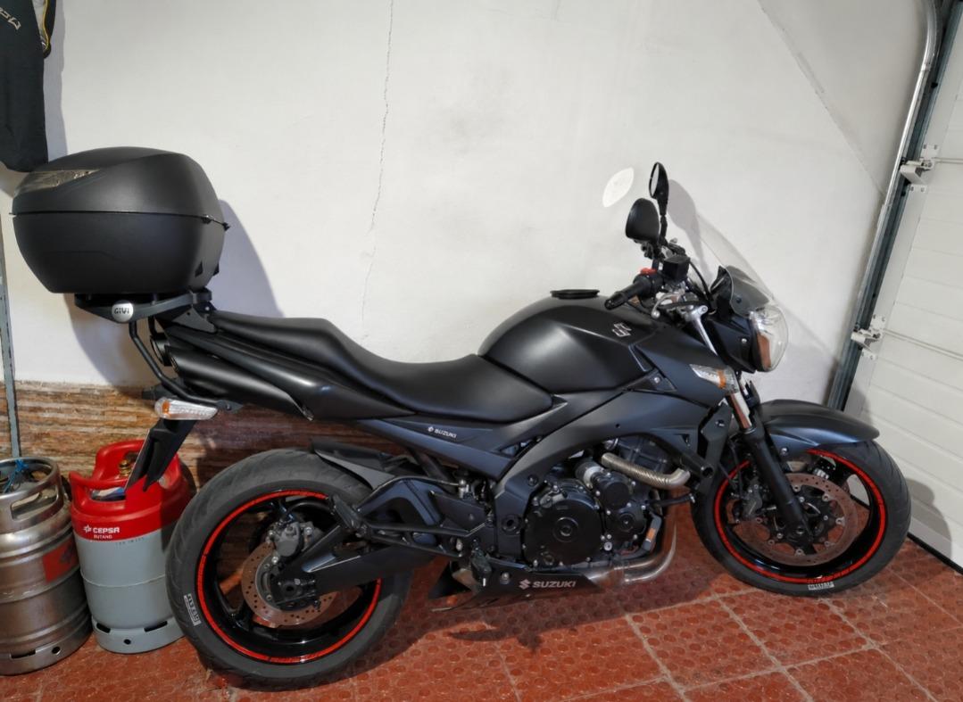Foto de Suzuki gsr 600cc naked por scooter a partir de 250cc
