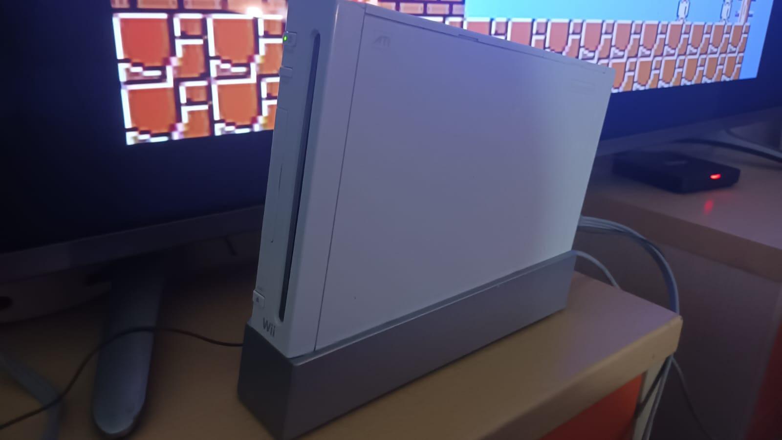 Foto 2 de Nintendo Wii blanca con varios accesorios y "magia"