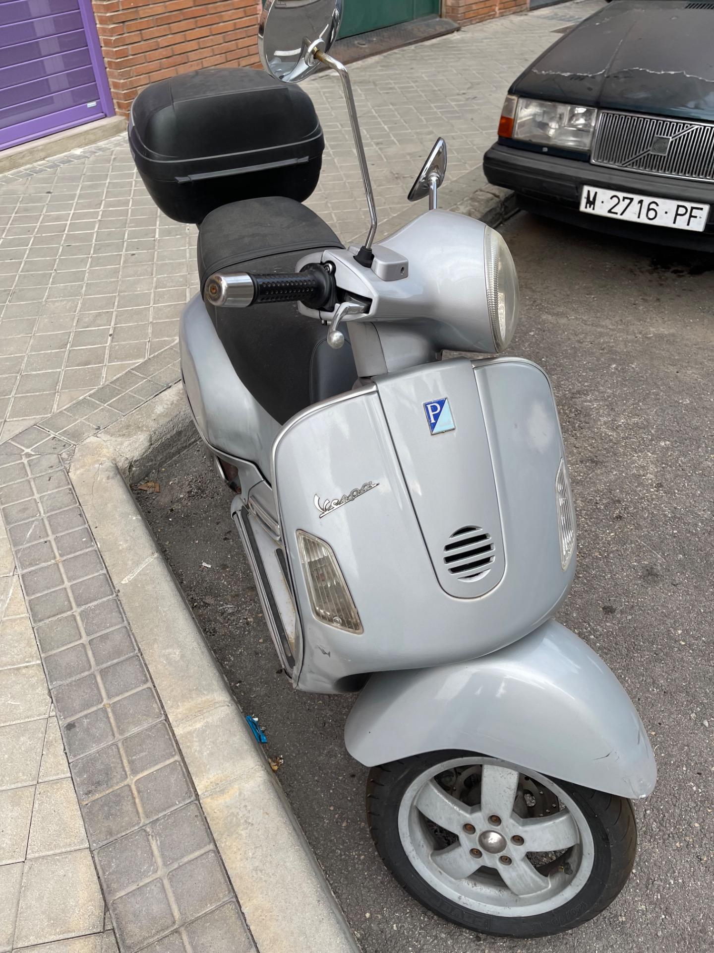 Foto de Vespa 125 GTS y Gilera Runner 125