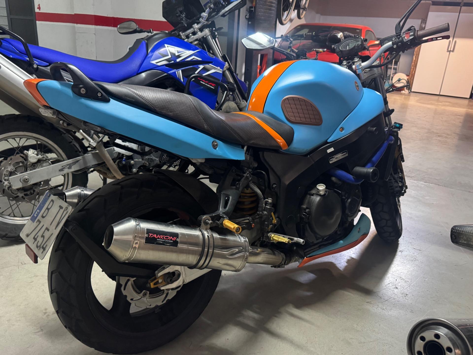 Foto 2 de Honda cbr 1100 xx transformada naked