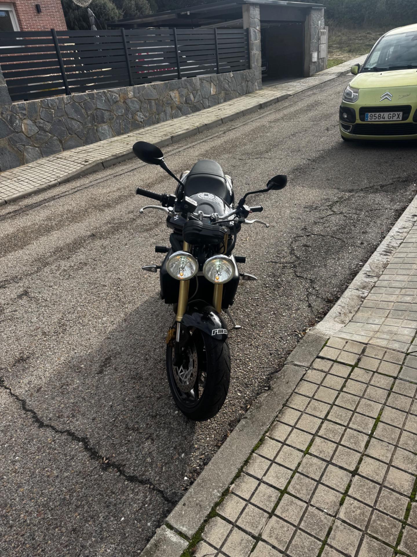 Foto 2 de Triump street triple 675 por BMW f900R más dinero a su favor la vendo en 3000€