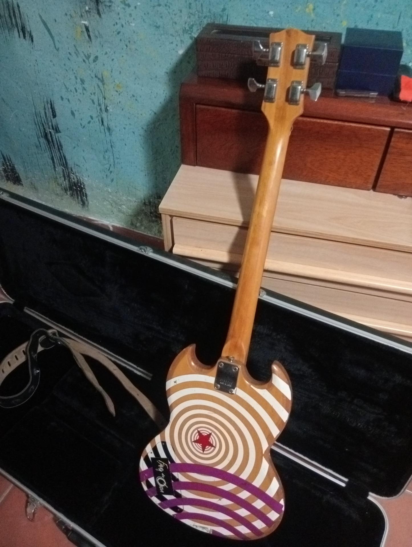 Foto 4 de Bajo eléctrico años 70 , puente flotante (muy extraño en un bajo) , mástil corto ,doble pastilla,
