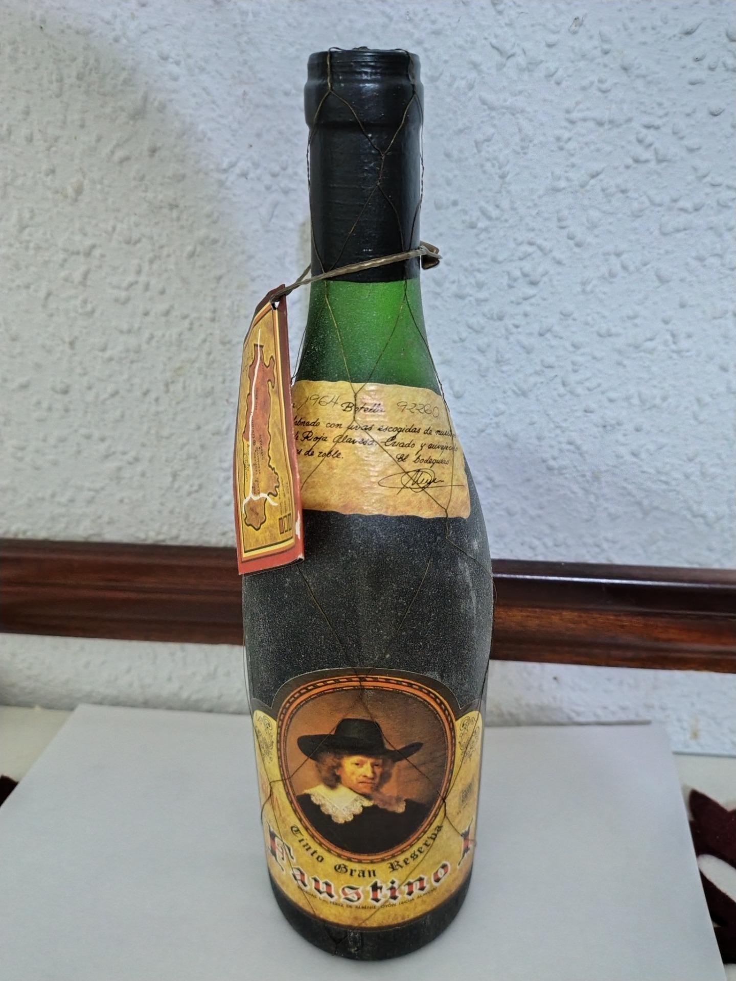 Foto de Botella de vino Faustino 1 gran reserva 1964 y 1970