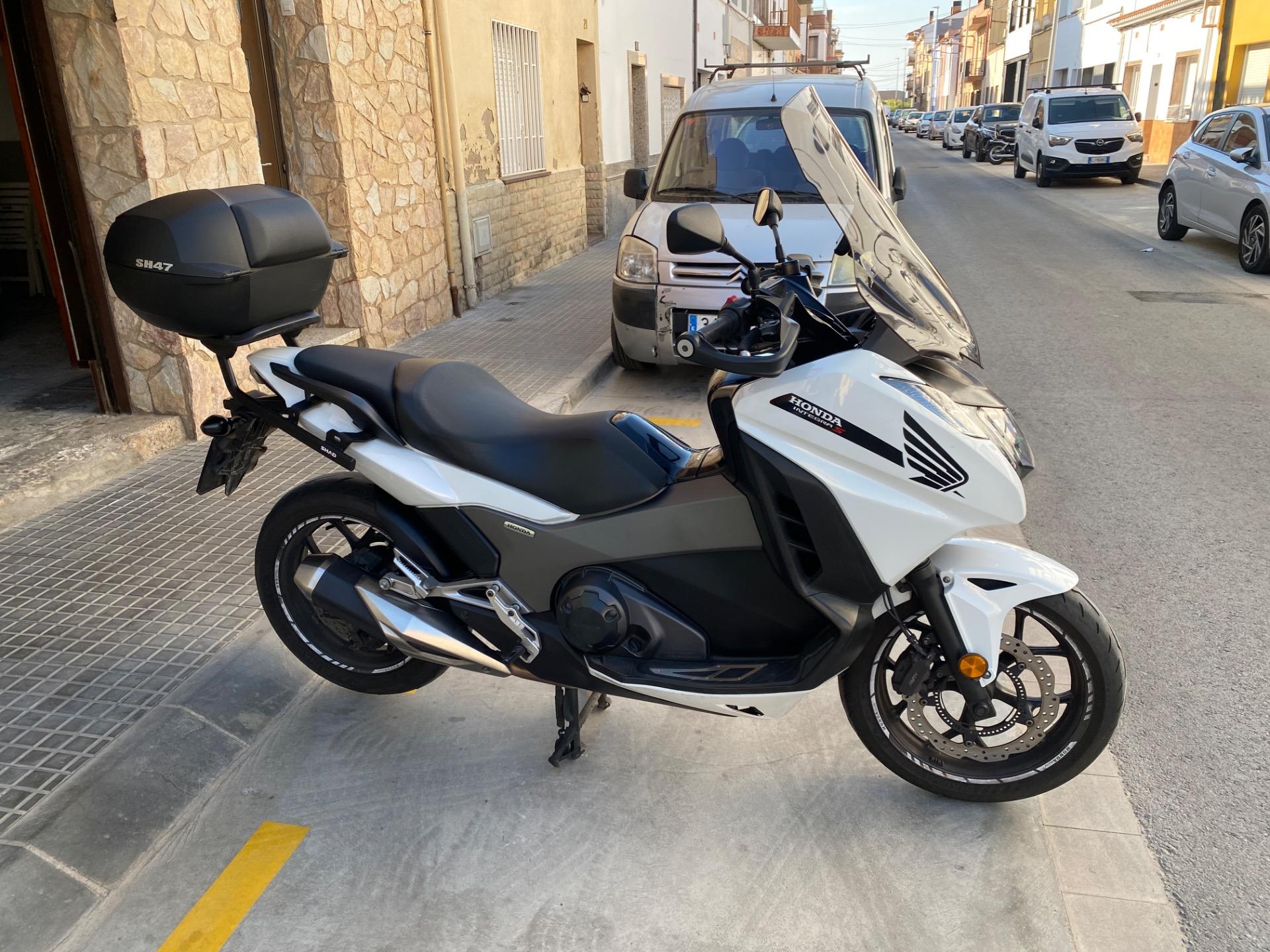 Foto 6 de Honda Integra NC750D, blanca del 2017.