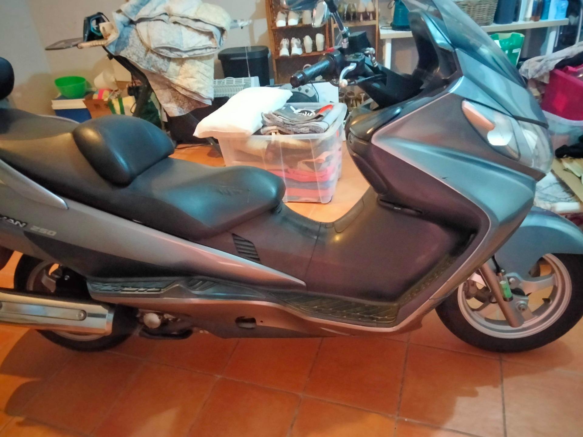 Foto 1 de Scooter Suzuki burgmann 250