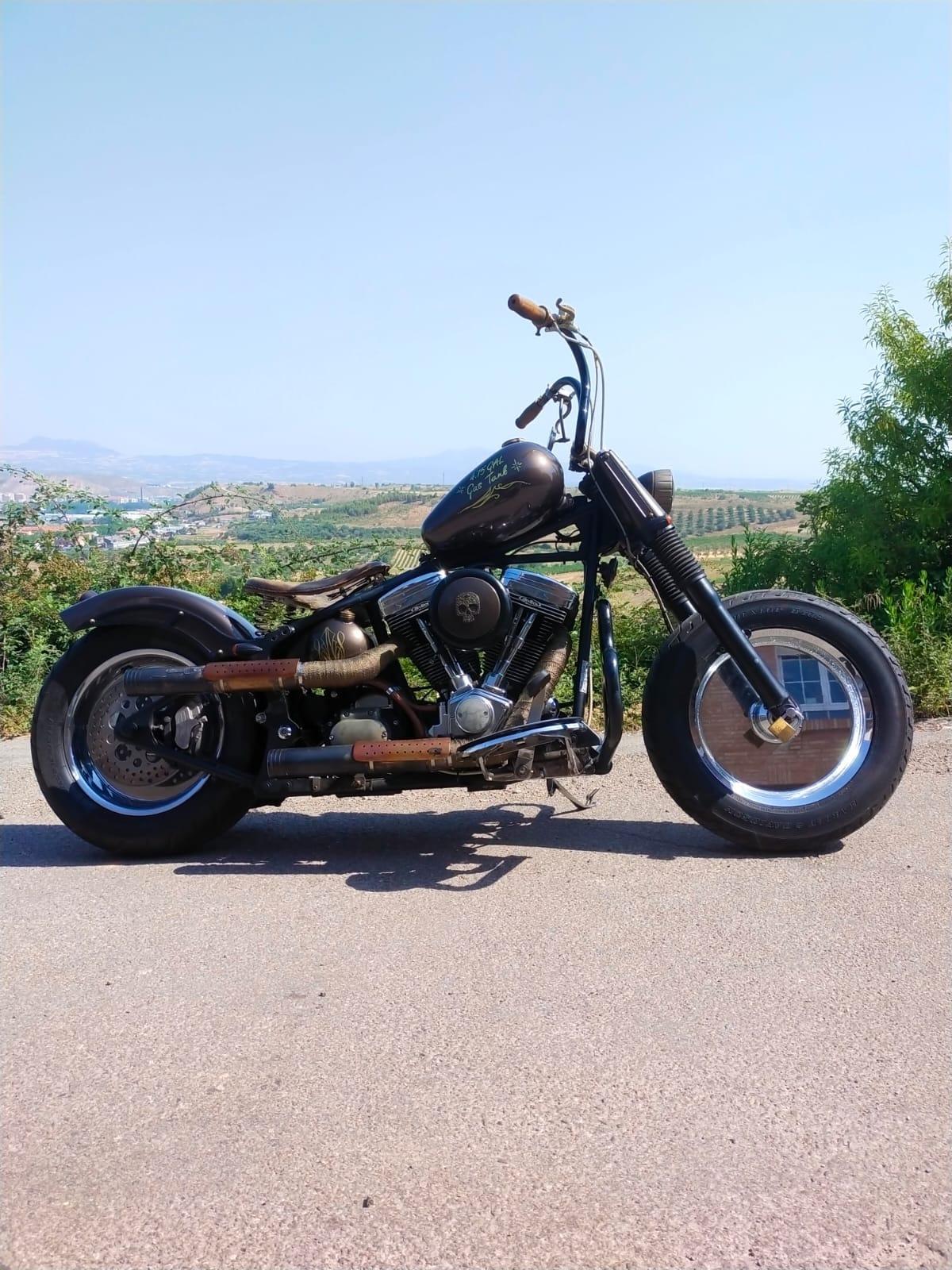 Foto de Vendo/cambio Harley Davidson modelo fat boy por algo que me interese debido a una enfermedad.