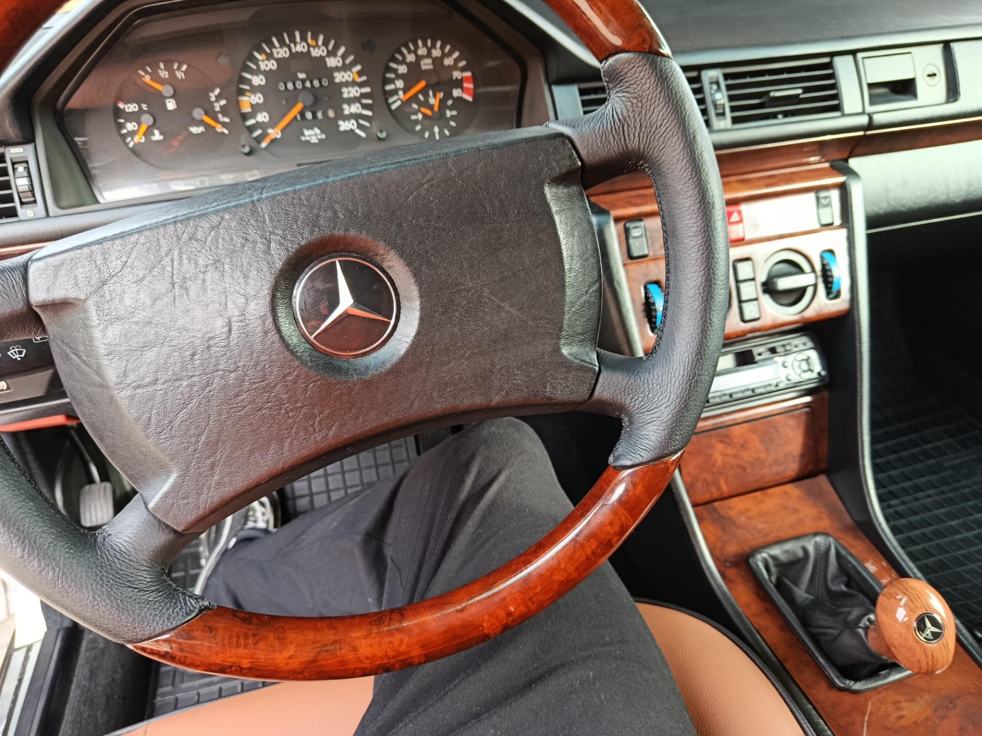 Foto 3 de Mercedes 300 CE 24V