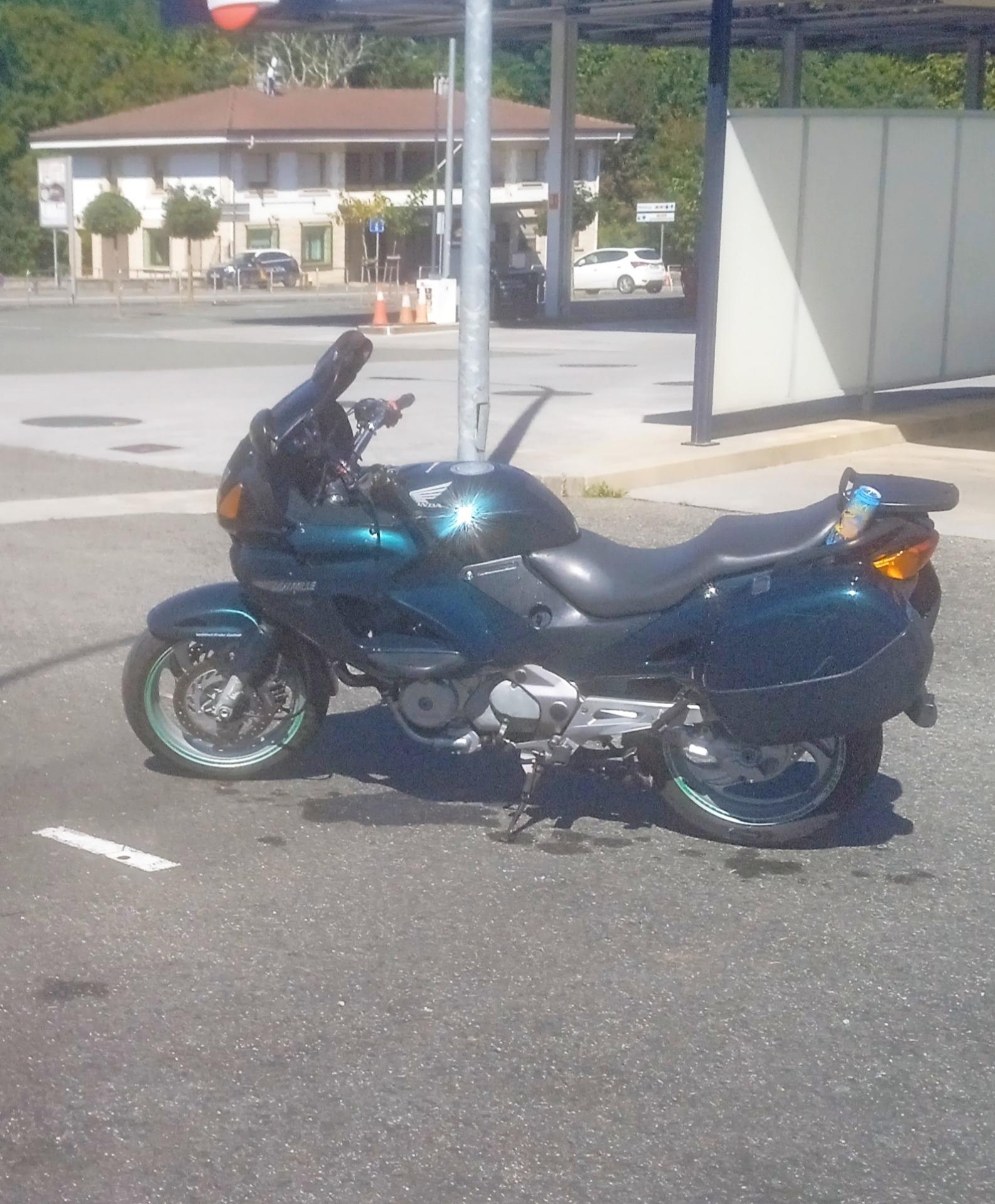 Foto de HONDA DEAUVILLE NT 650 V . 2002.