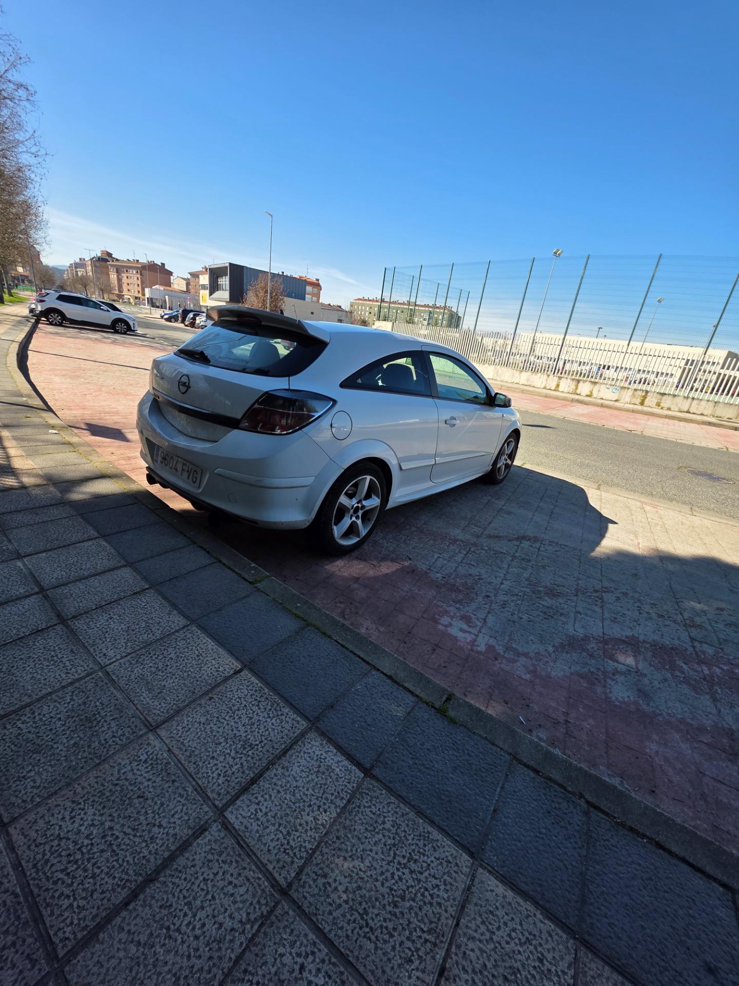 Foto 3 de Opel Astra h gtc y Ktm Duke 125