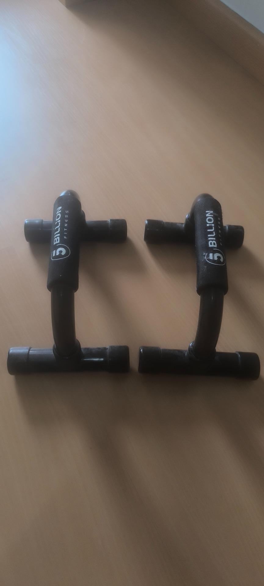 Foto 4 de calleras, ganchos, rueda abdominales y barras de flexiones
