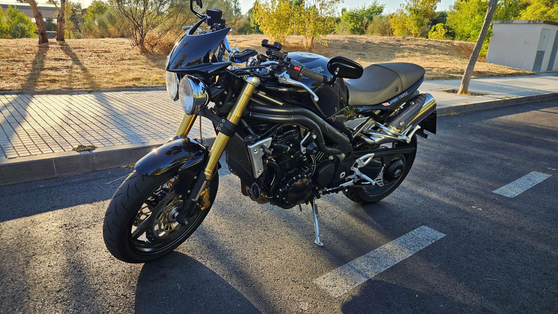 Foto de Moto Triumph Speed por Honda VFR