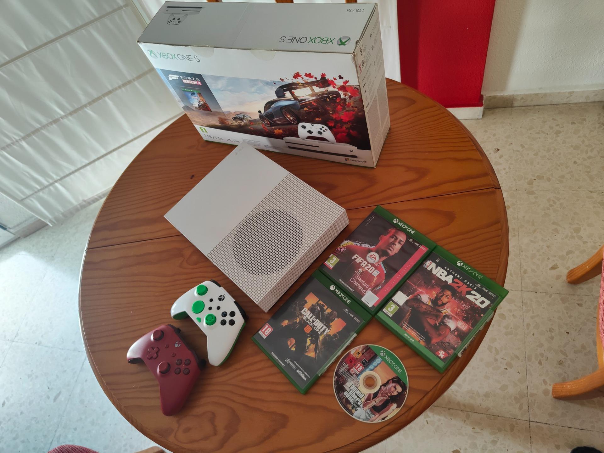 Foto 1 de Xbox one S 1Tb con dos mandos + 4 juegos 